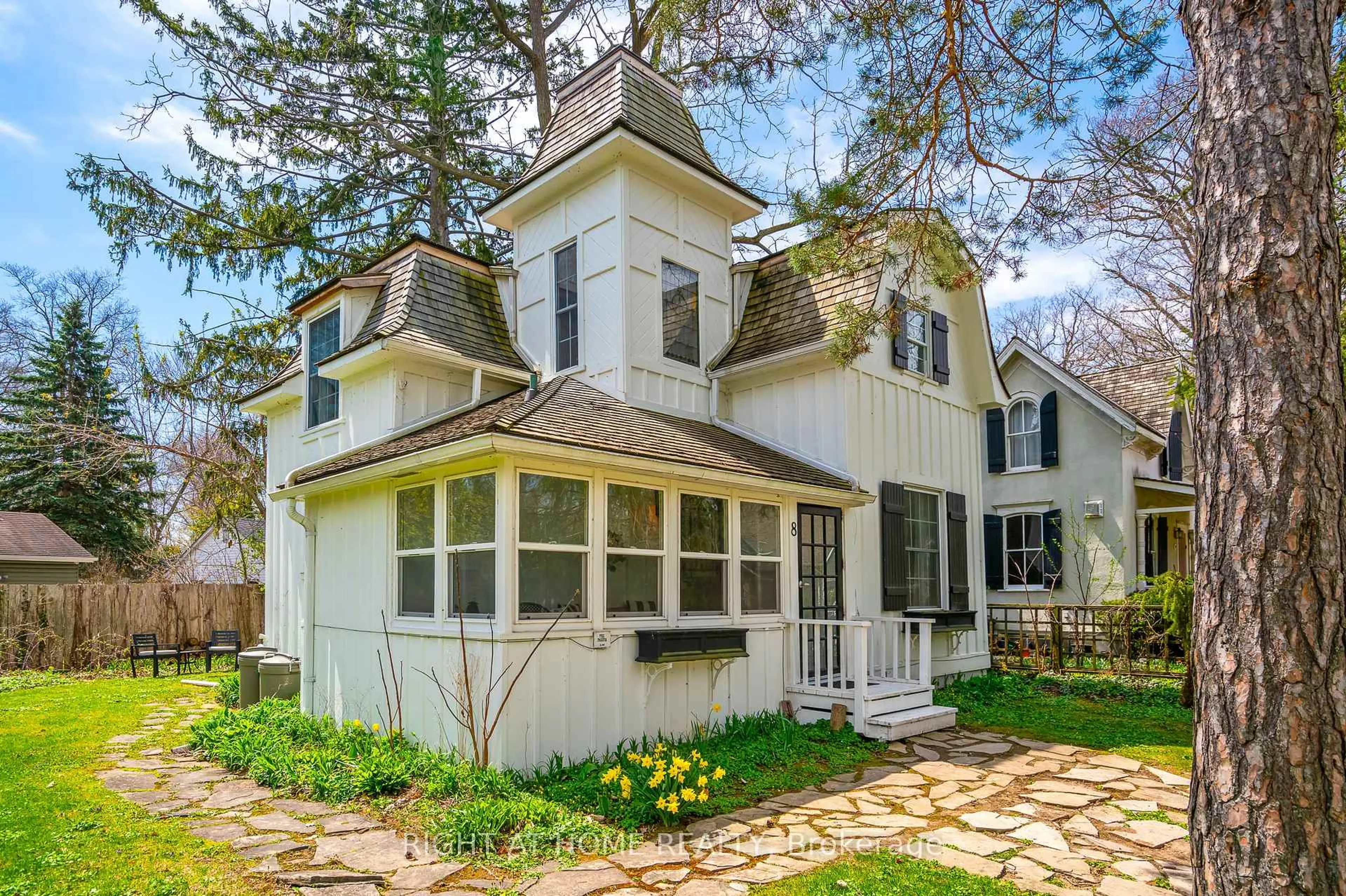 Home with vinyl exterior material, street for 8 Luther Ave, Niagara-on-the-Lake Ontario L0S 1J0