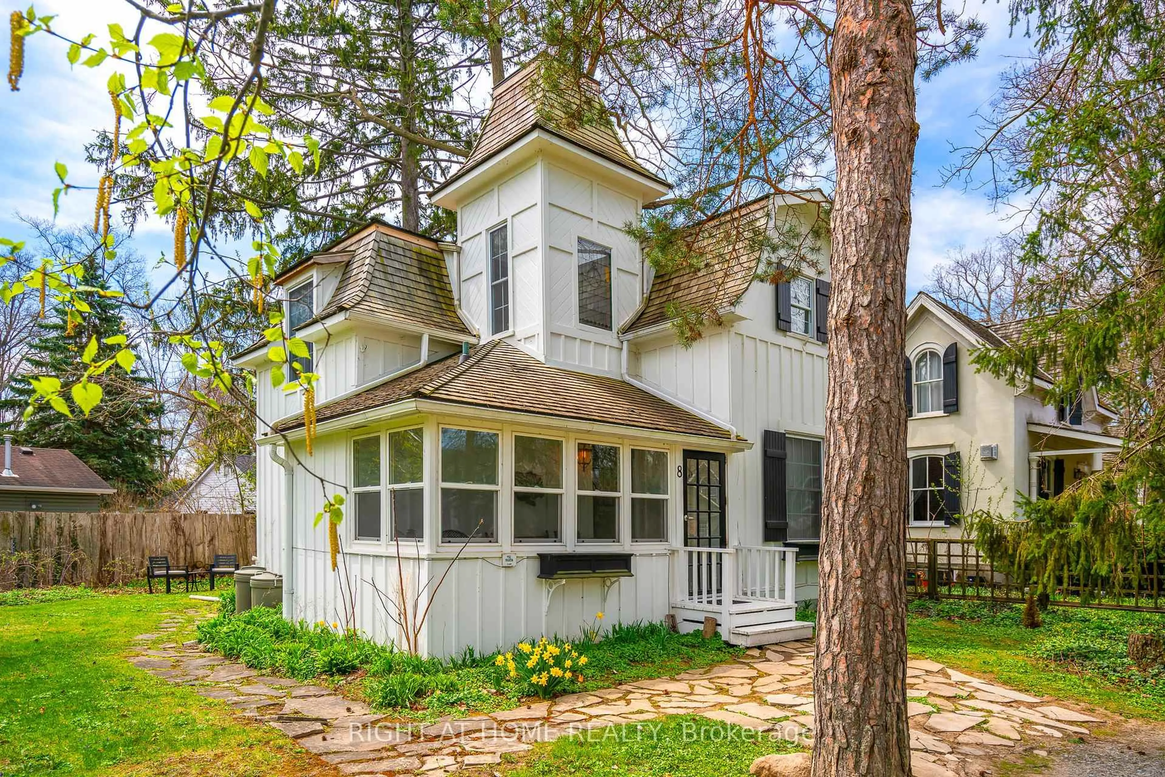 Home with vinyl exterior material, street for 8 Luther Ave, Niagara-on-the-Lake Ontario L0S 1J0