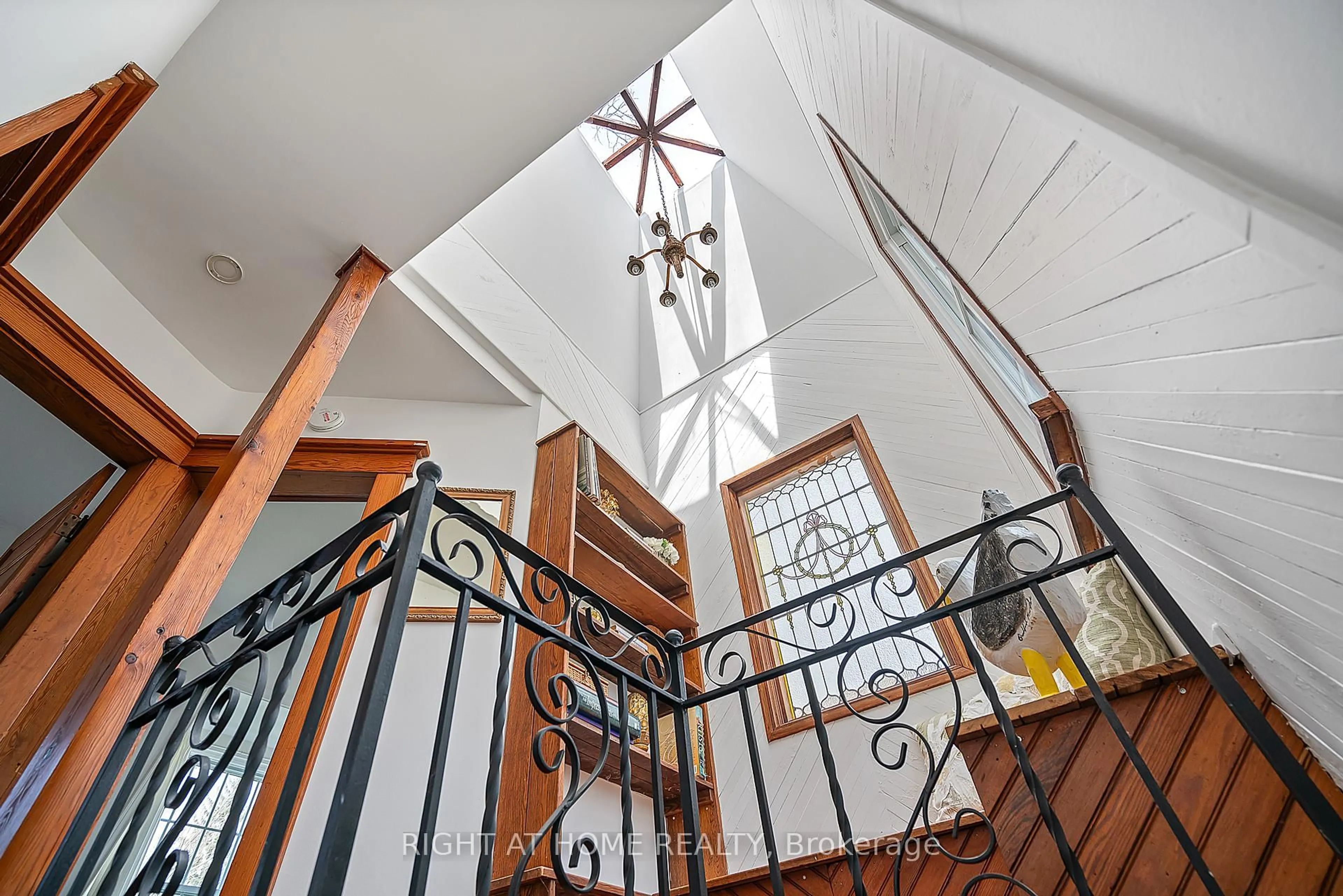 Indoor foyer for 8 Luther Ave, Niagara-on-the-Lake Ontario L0S 1J0