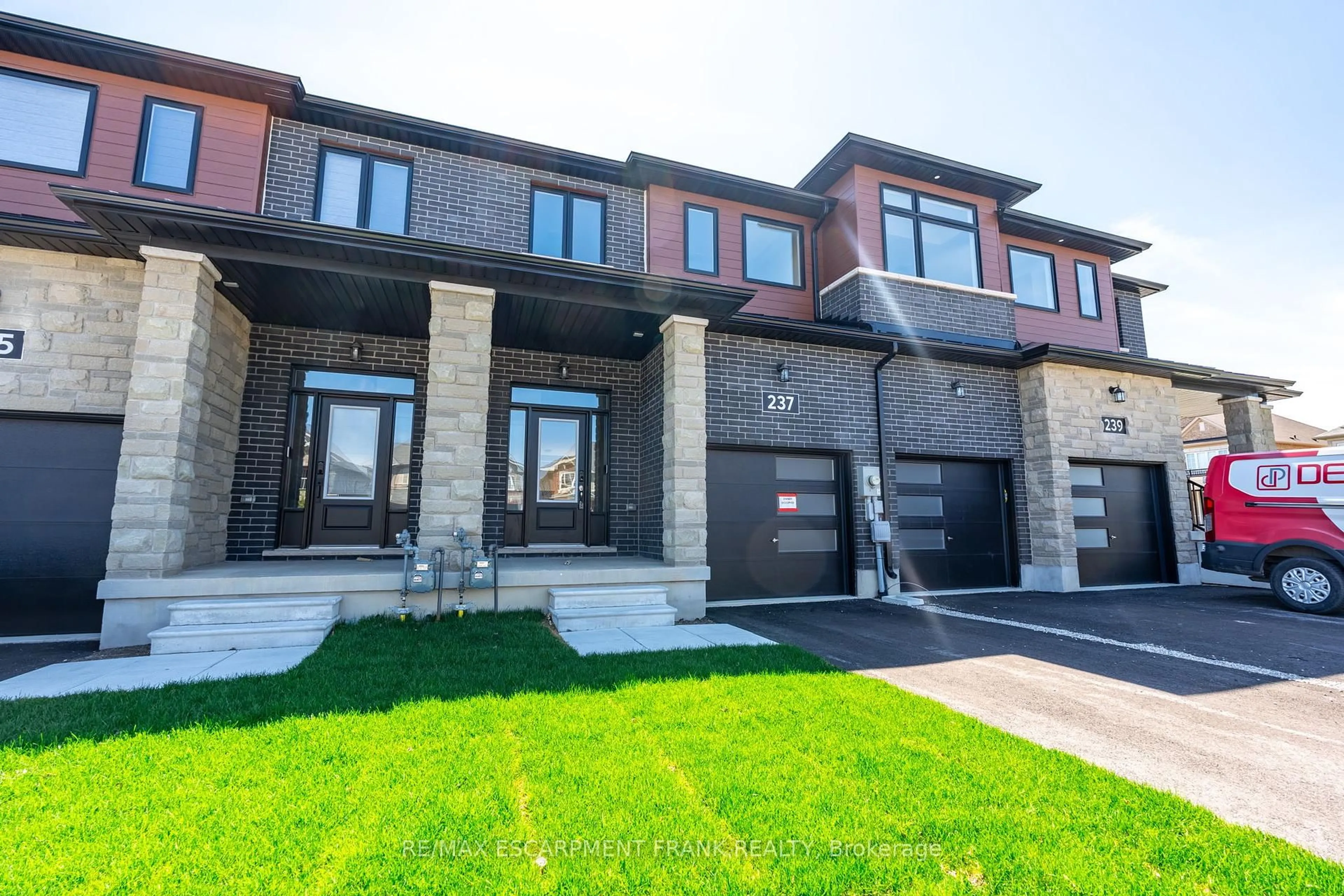 Home with brick exterior material, building for 237 Lormont Blvd, Hamilton Ontario L8J 0K2
