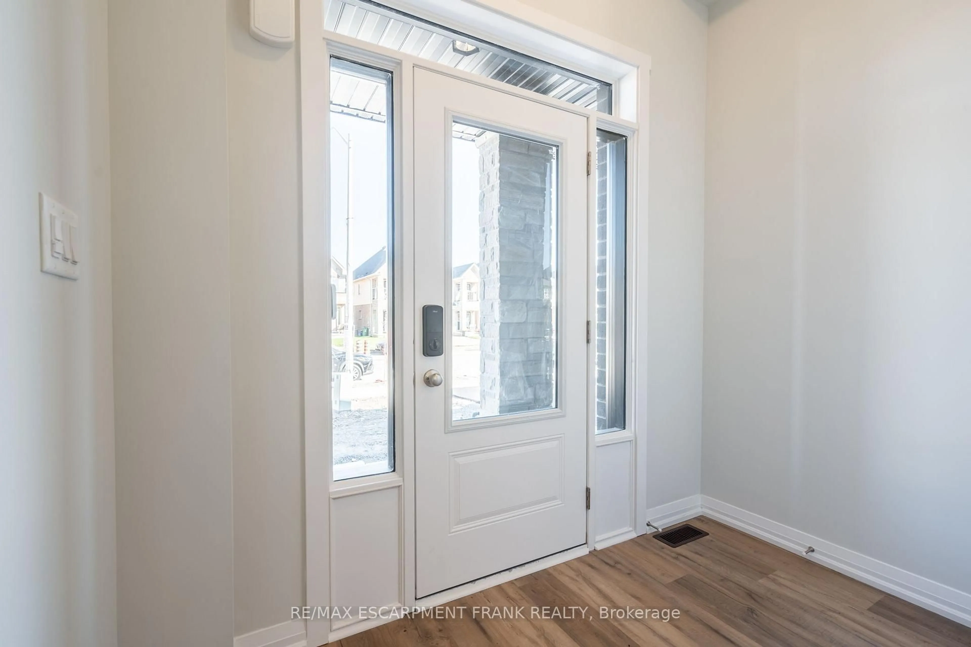 Indoor entryway for 237 Lormont Blvd, Hamilton Ontario L8J 0K2