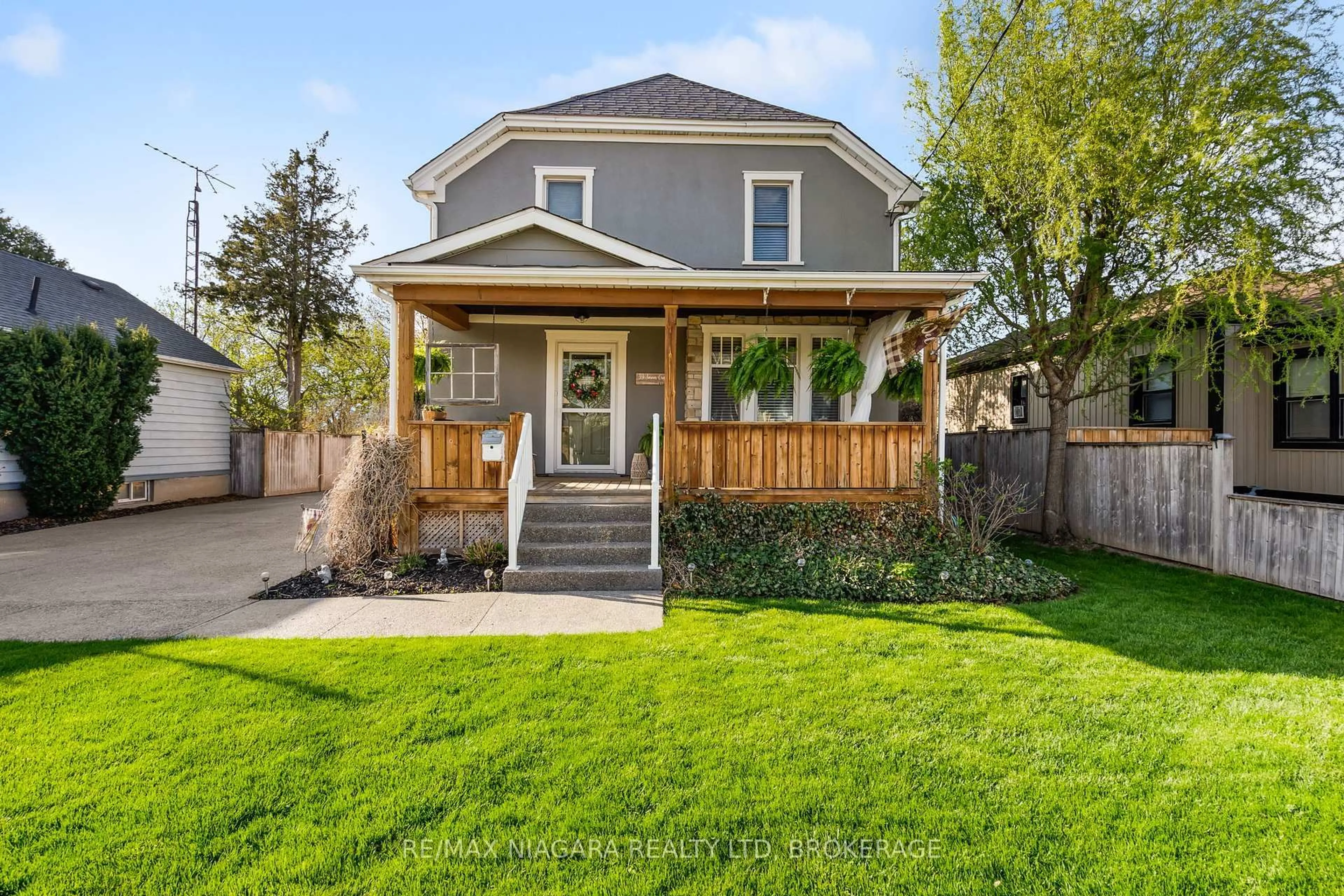 Home with vinyl exterior material, street for 39 Turner Cres, St. Catharines Ontario L2P 2H8