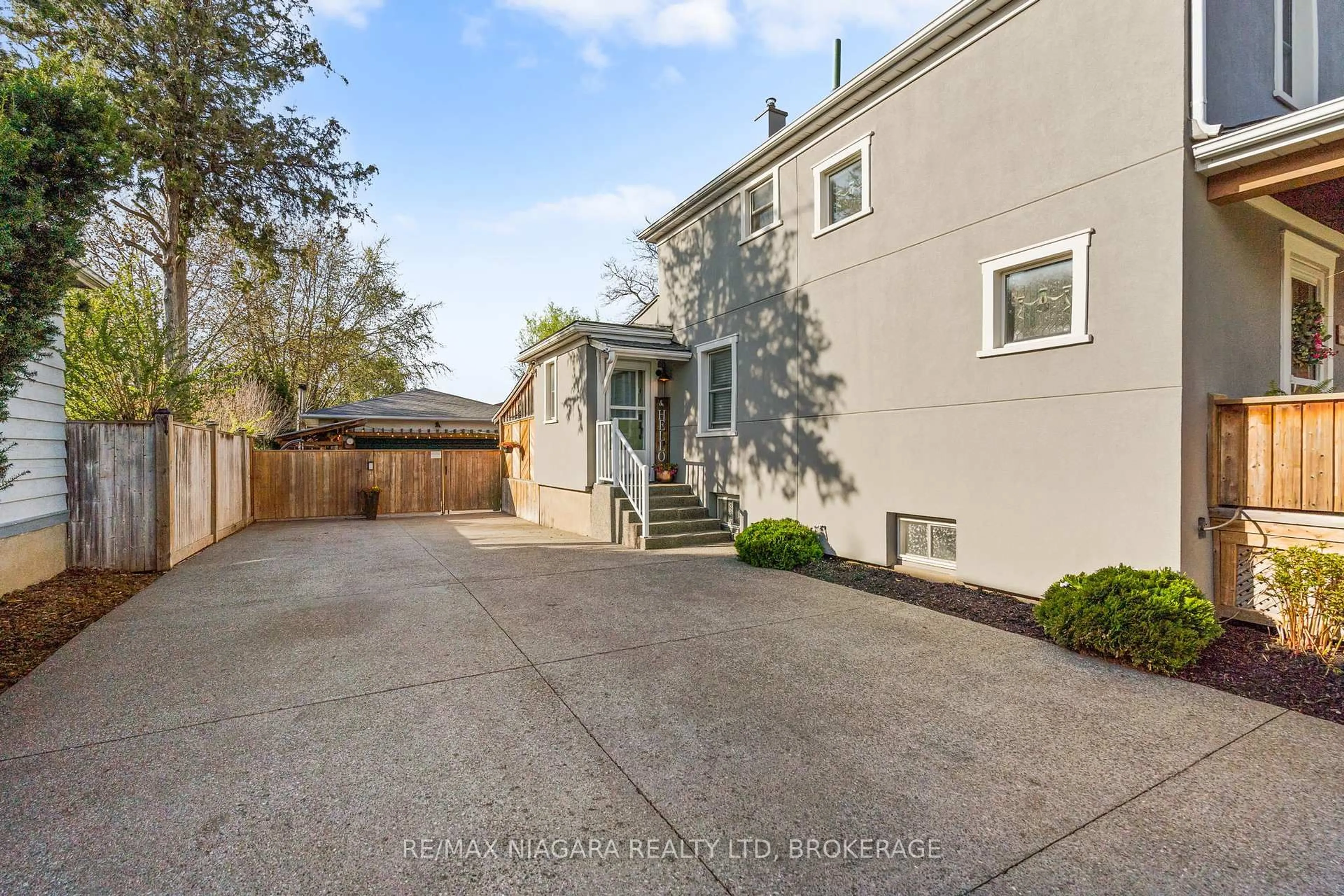 A pic from outside/outdoor area/front of a property/back of a property/a pic from drone, street for 39 Turner Cres, St. Catharines Ontario L2P 2H8