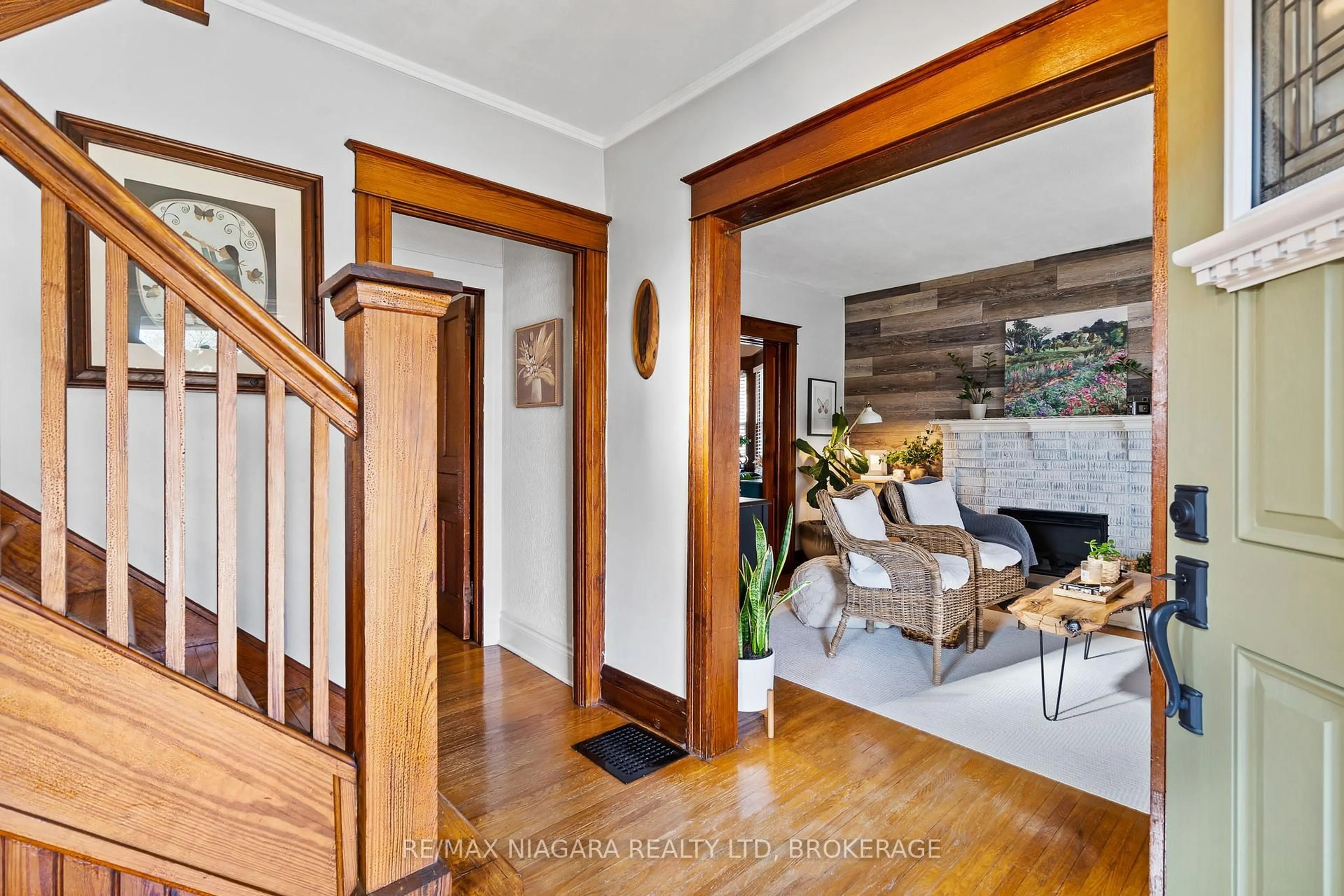 Indoor entryway for 39 Turner Cres, St. Catharines Ontario L2P 2H8