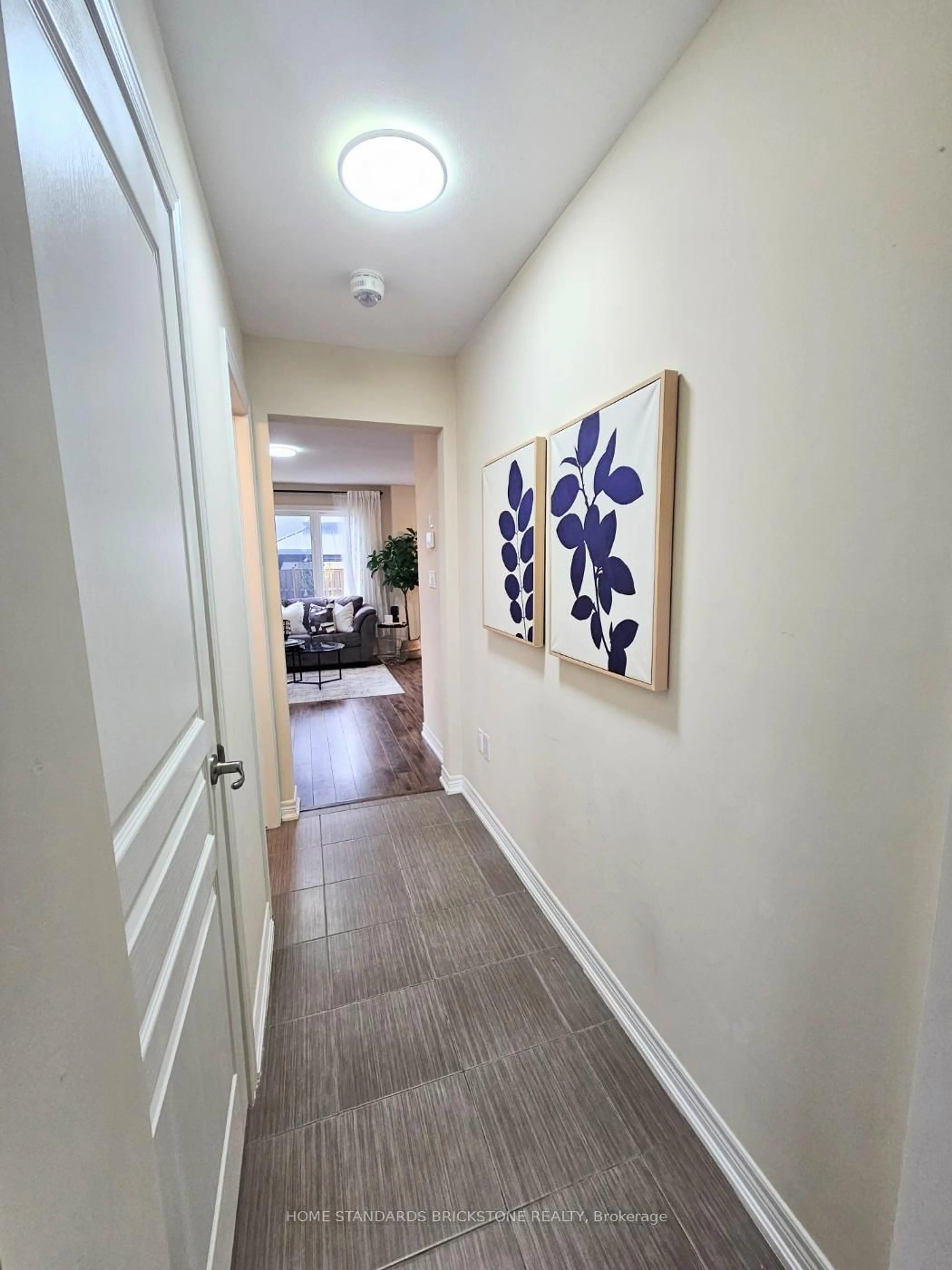 Indoor entryway for 7720 Shaw St, Niagara Falls Ontario L2G 0H1
