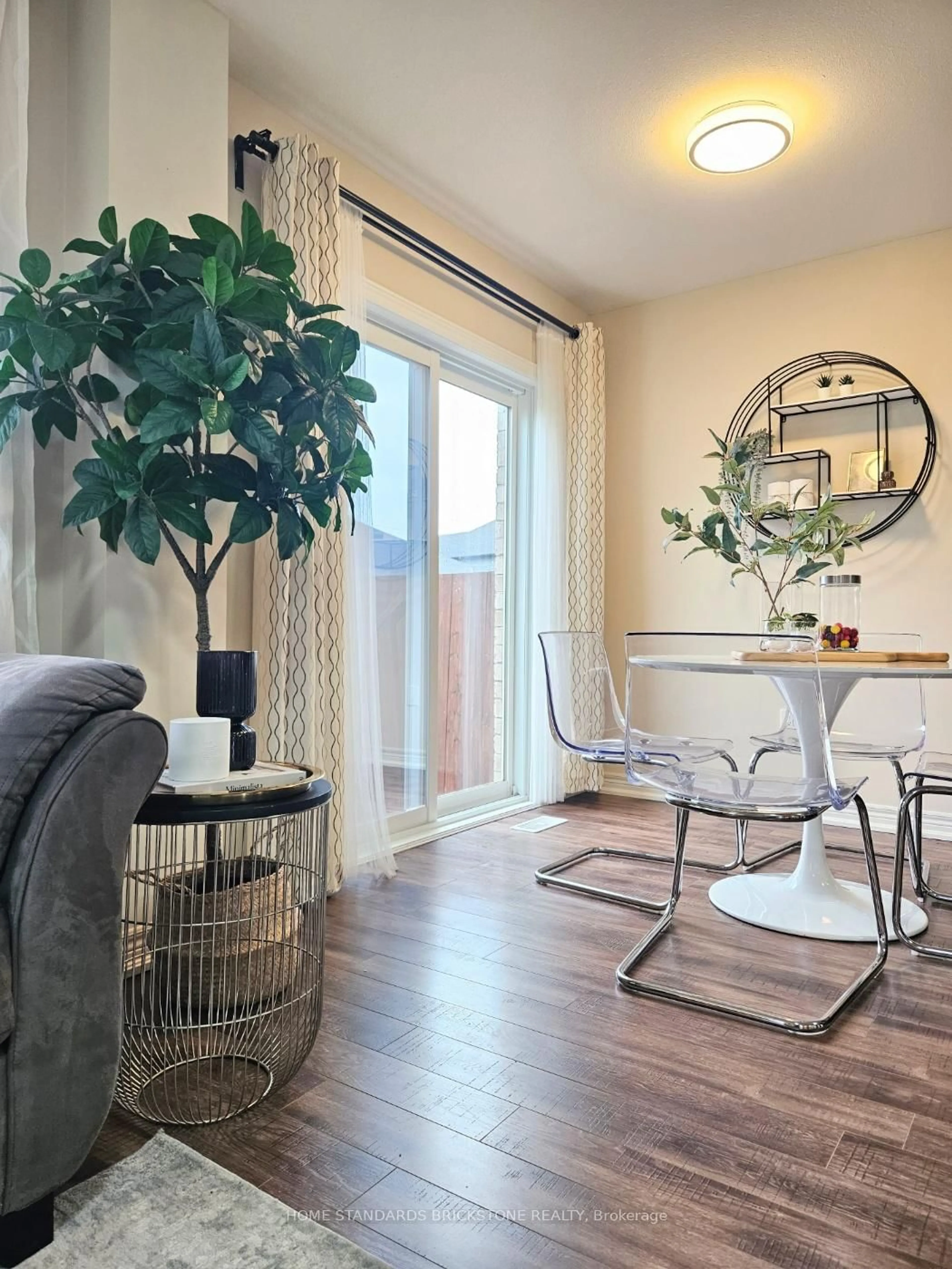 Living room with furniture, wood/laminate floor for 7720 Shaw St, Niagara Falls Ontario L2G 0H1