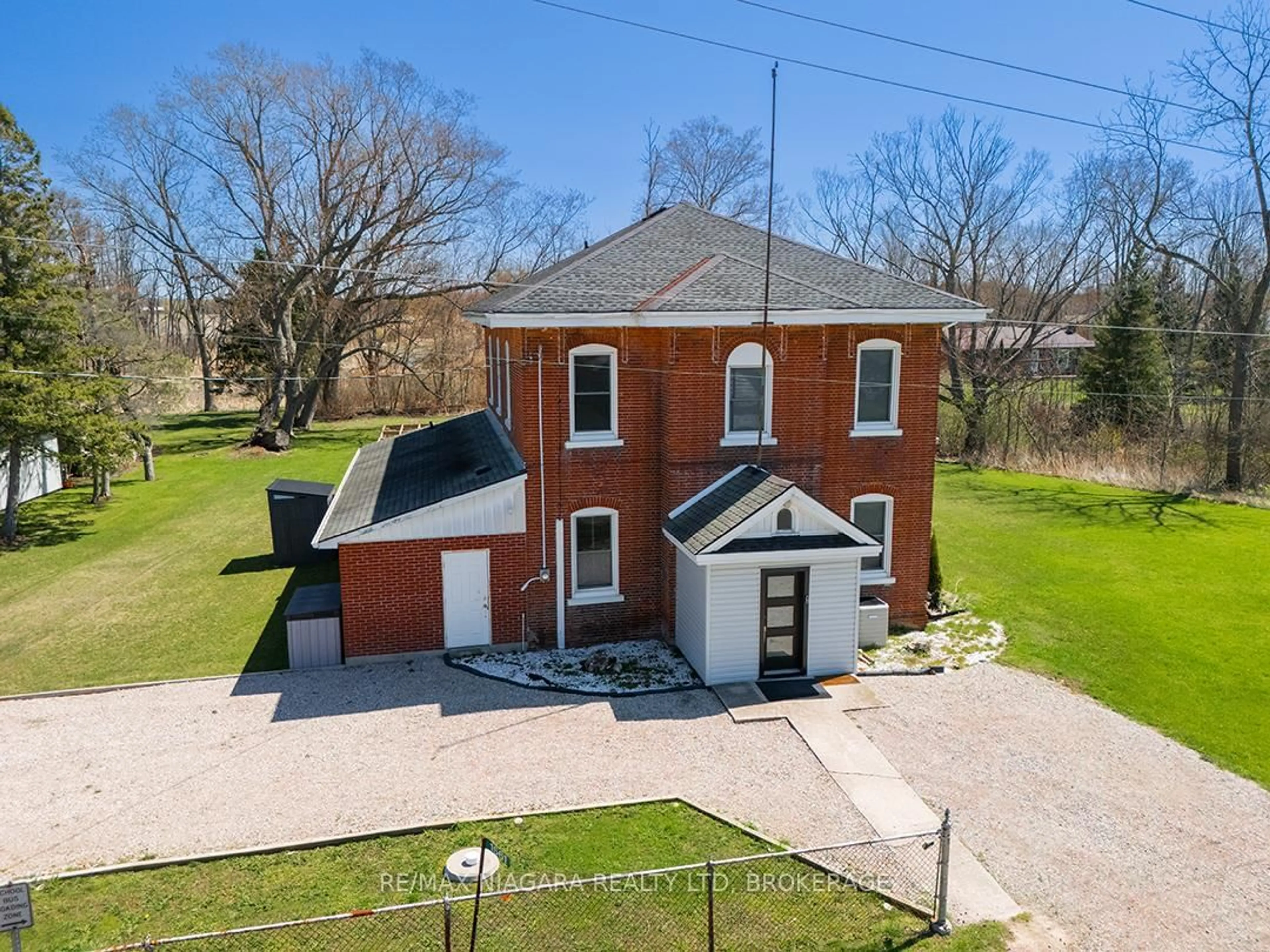 A pic from outside/outdoor area/front of a property/back of a property/a pic from drone, building for 1561 North Shore Dr, Haldimand Ontario N0A 1K0