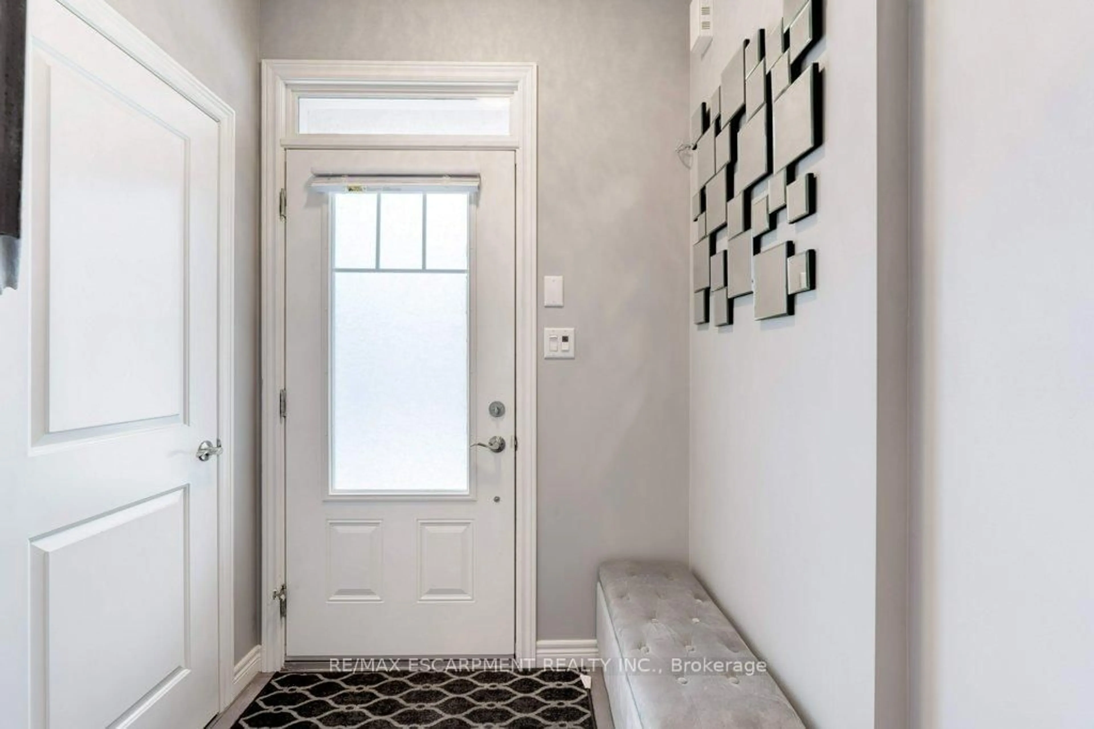 Indoor entryway for 98 Shoreview Pl #12, Hamilton Ontario L8E 0J4