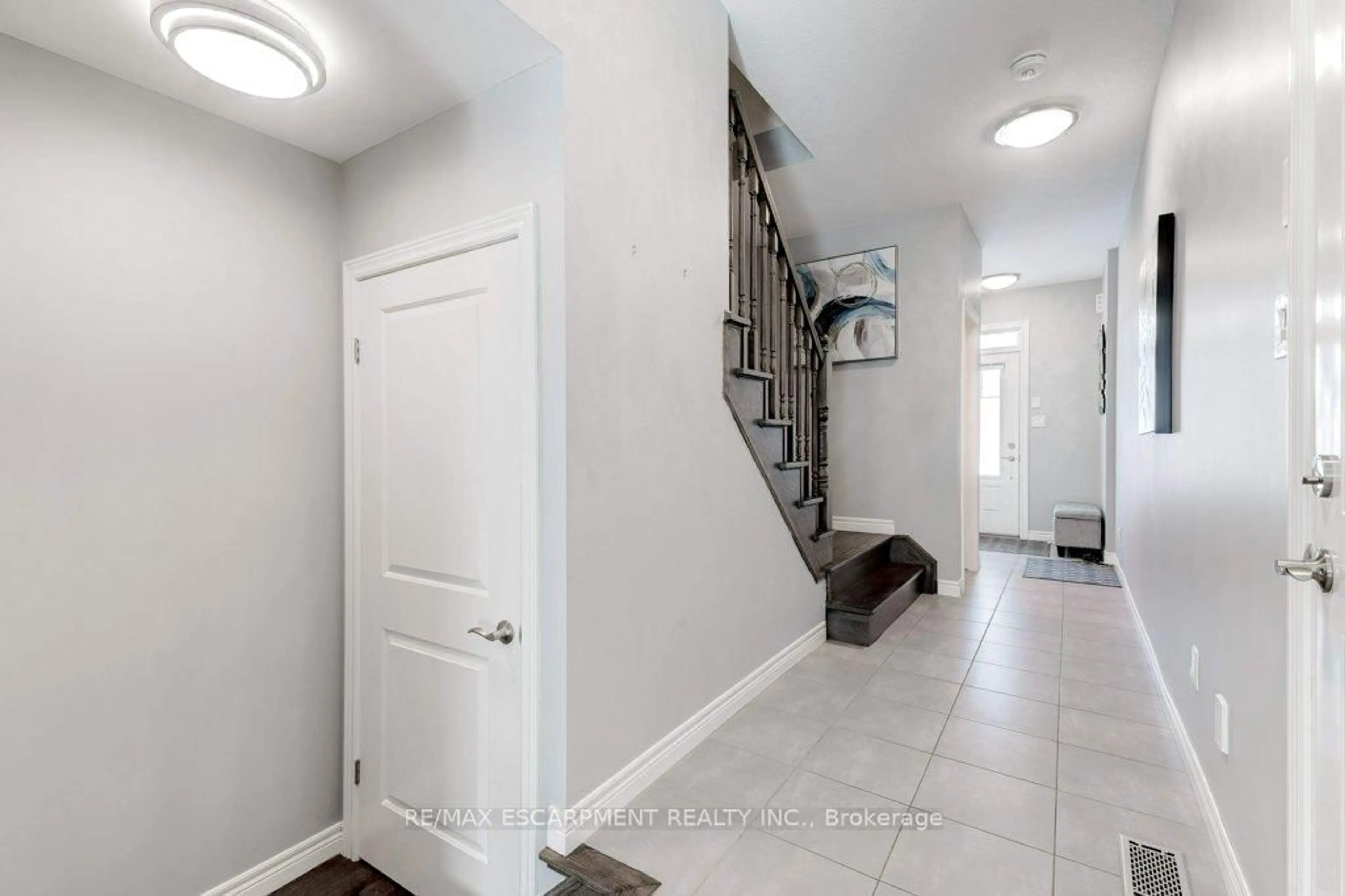 Indoor entryway for 98 Shoreview Pl #12, Hamilton Ontario L8E 0J4