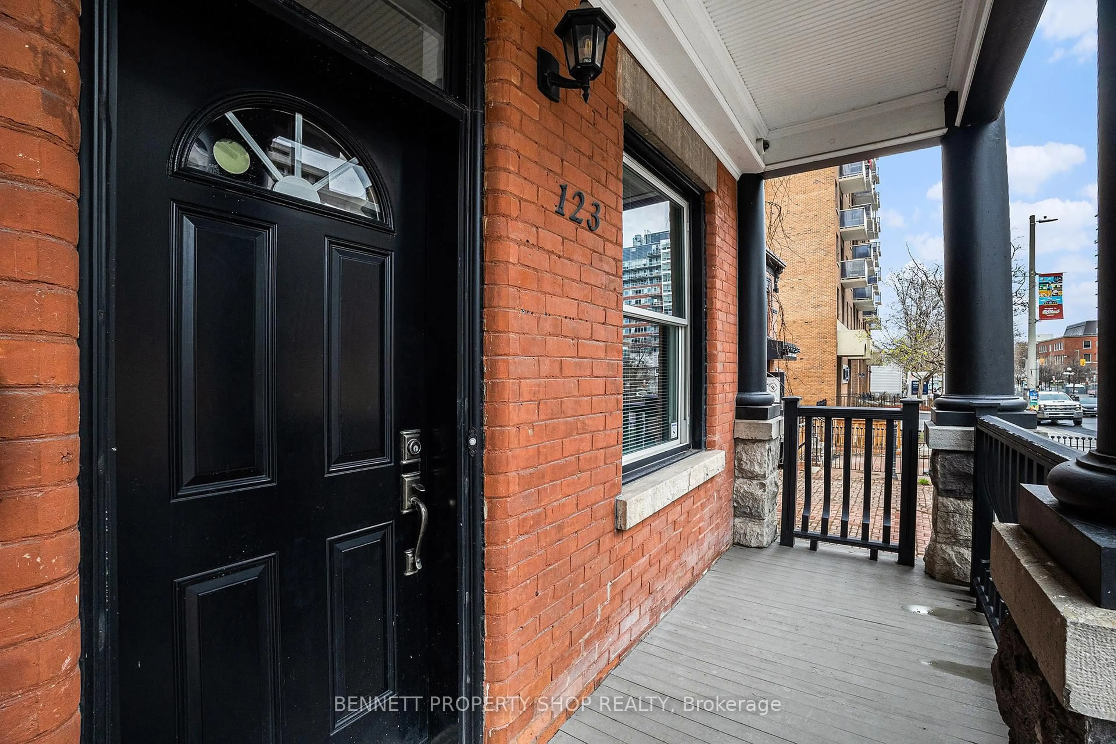 Indoor entryway for 123 York St, Ottawa Ontario K1N 5T4