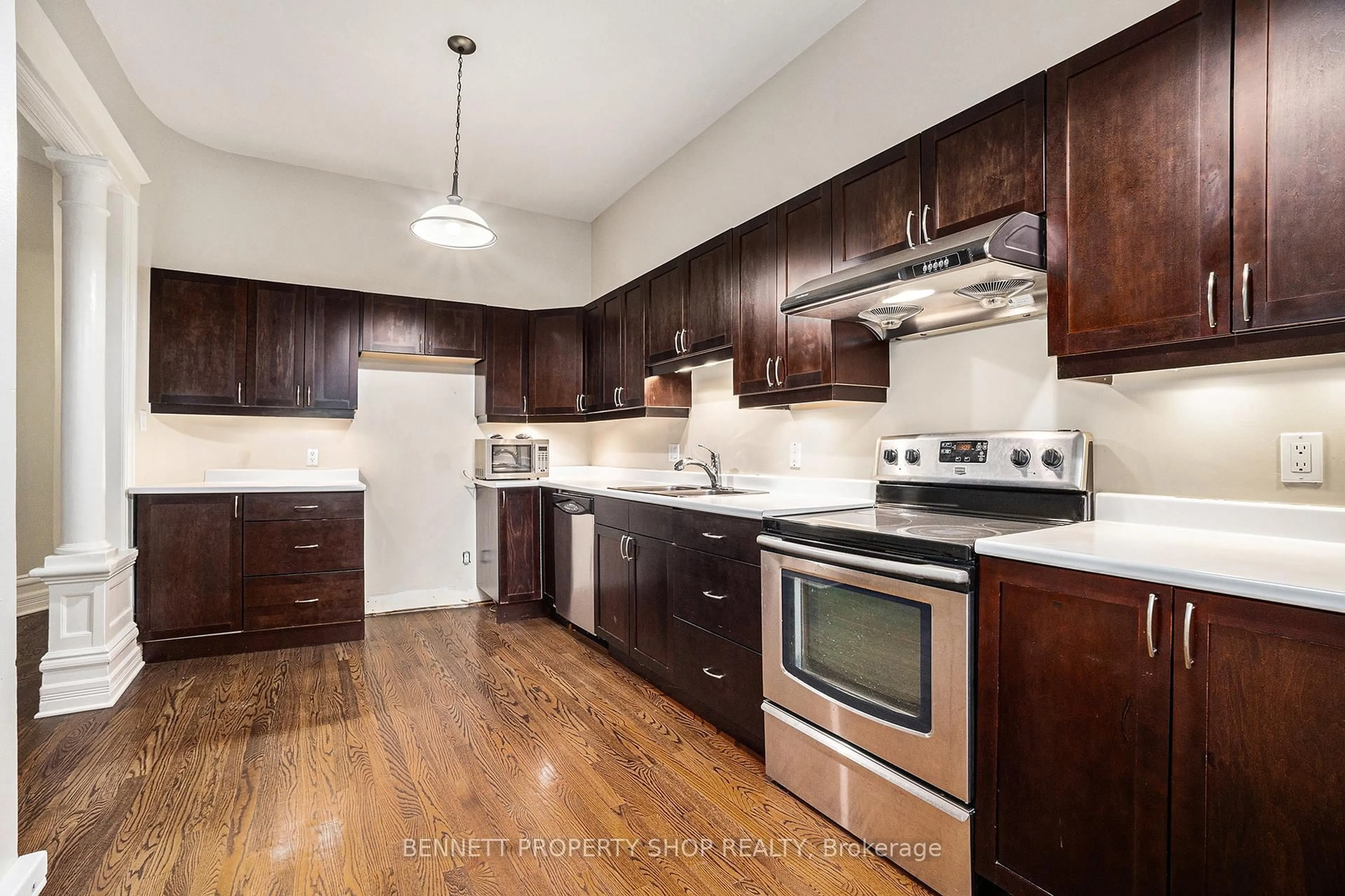 Standard kitchen, unknown for 123 York St, Ottawa Ontario K1N 5T4