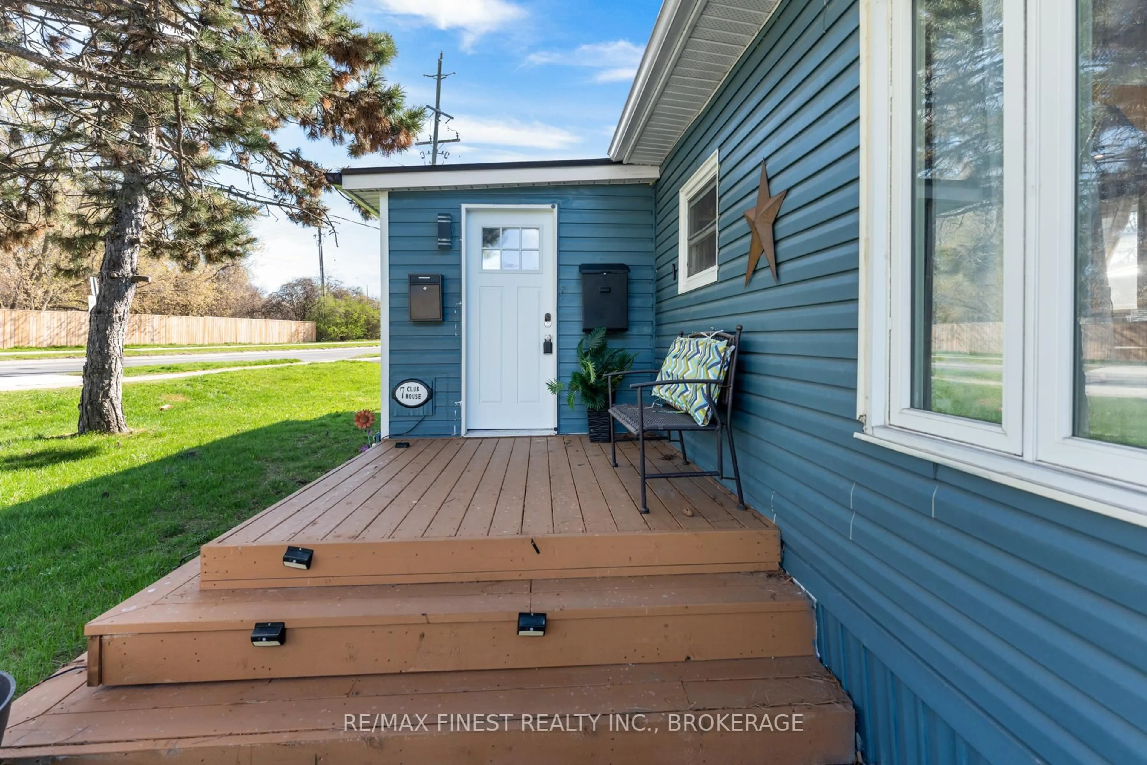 Home with vinyl exterior material, water/lake/river/ocean view for 7 Clubhouse Dr, Kingston Ontario K7K 5C7