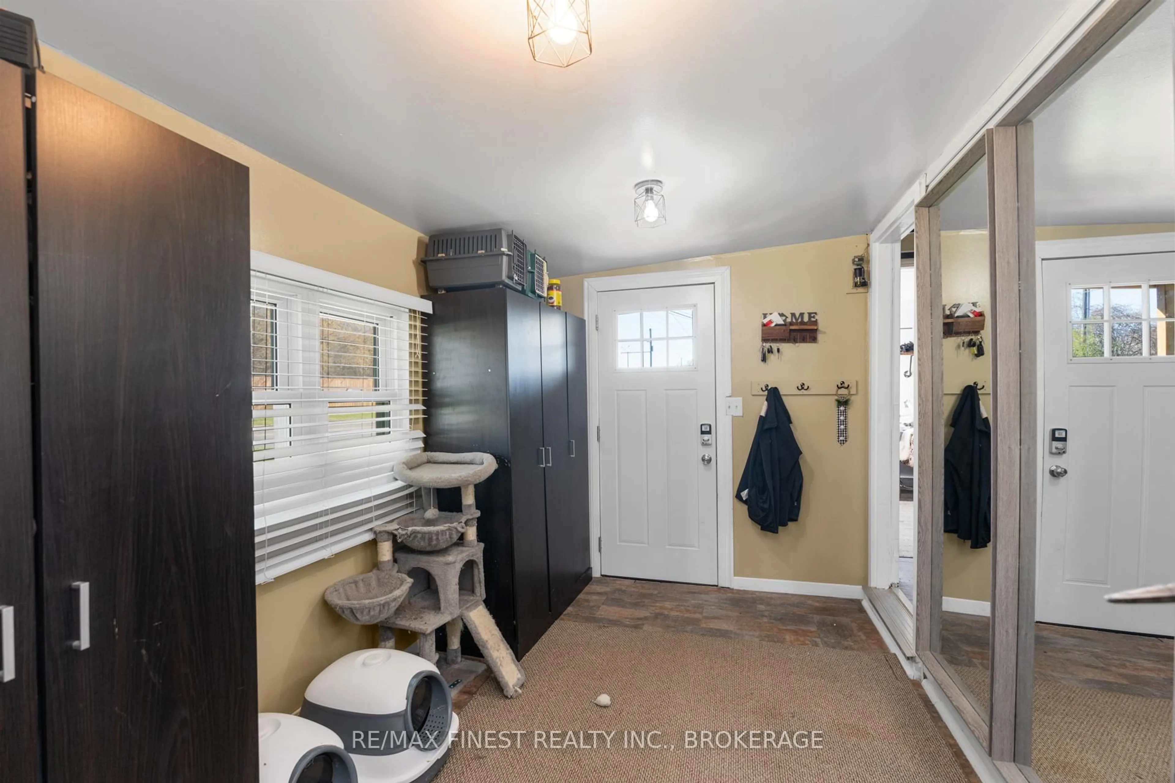 Indoor entryway for 7 Clubhouse Dr, Kingston Ontario K7K 5C7