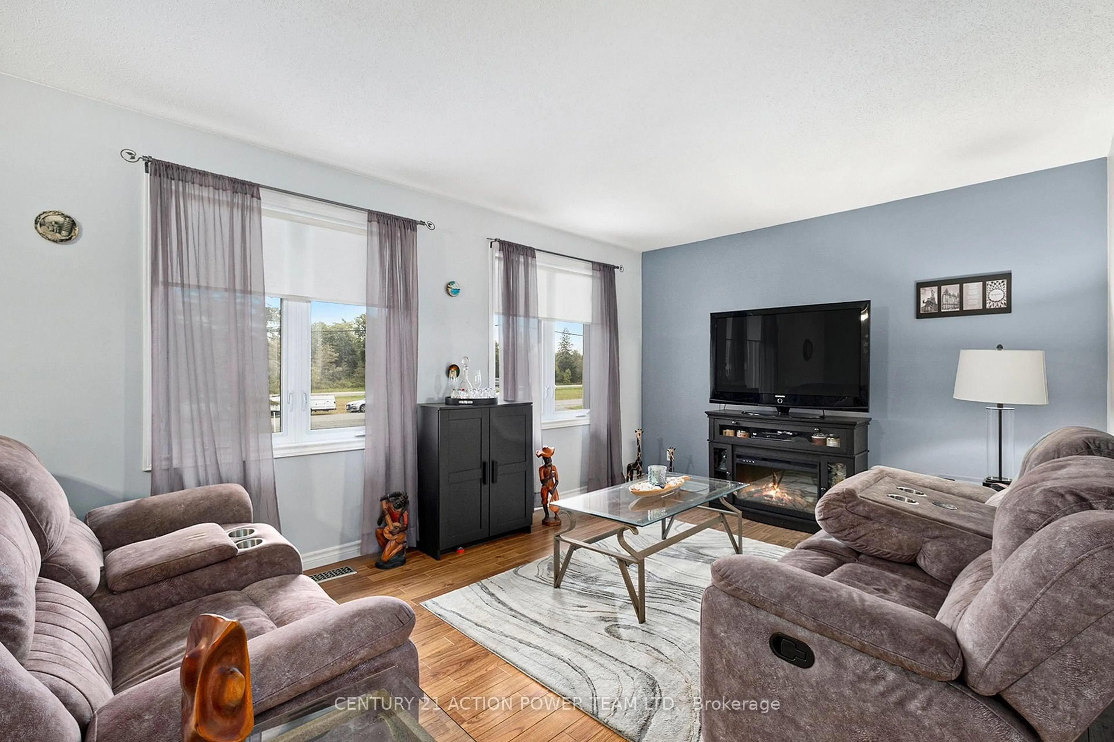 Living room with furniture, unknown for 13065 Riverside Dr, South Dundas Ontario L3B 5N6