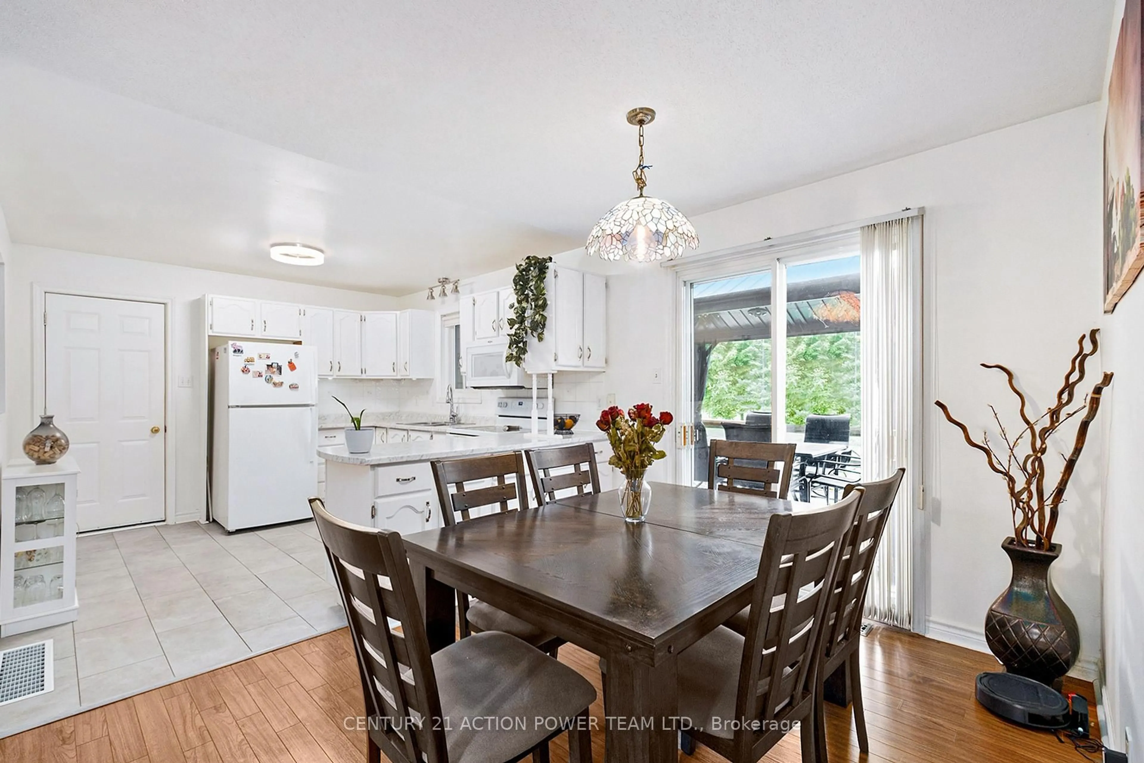 Open concept kitchen, unknown for 13065 Riverside Dr, South Dundas Ontario L3B 5N6
