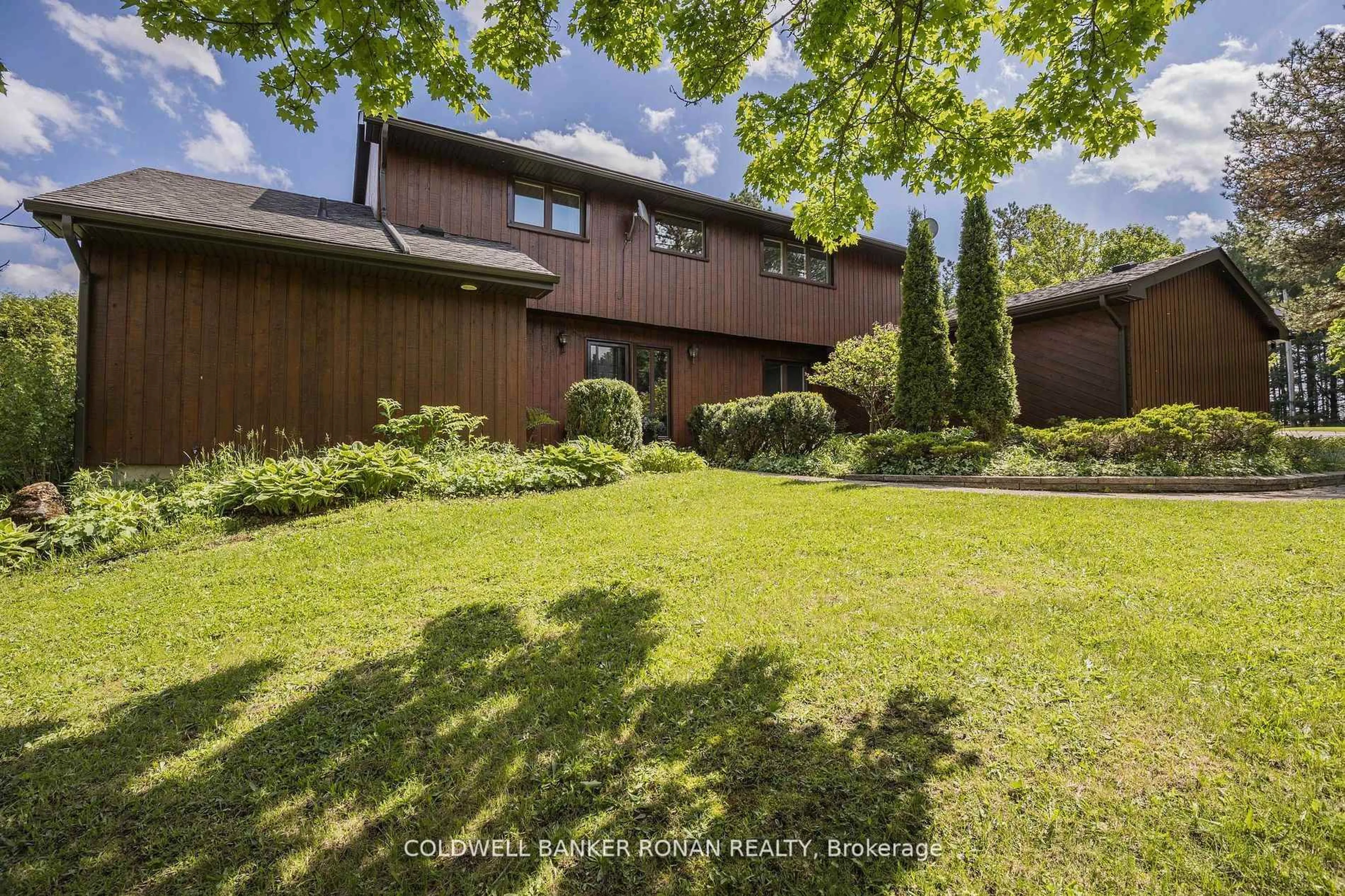 A pic from outside/outdoor area/front of a property/back of a property/a pic from drone, unknown for 487283 Sideroad 30 N/A, Mono Ontario L9V 1H1