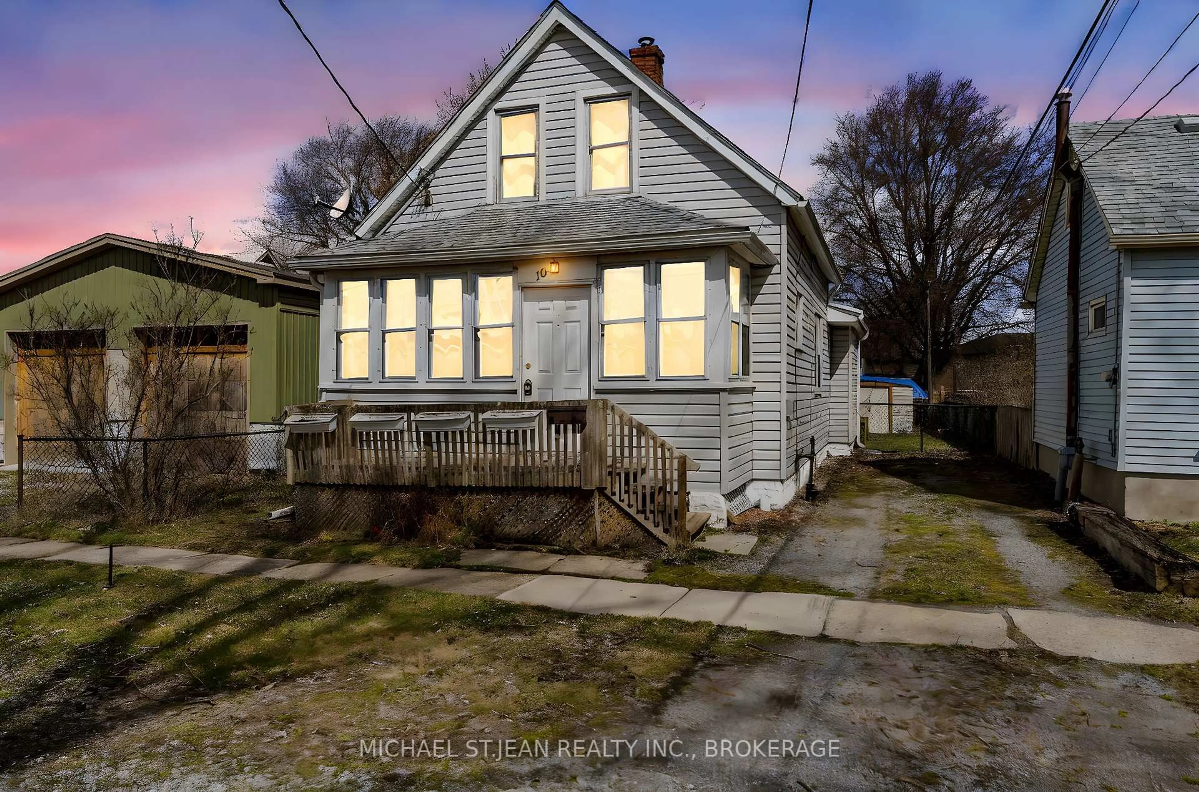 A pic from outside/outdoor area/front of a property/back of a property/a pic from drone, street for 10 Kinnear St, Port Colborne Ontario L3K 1A6