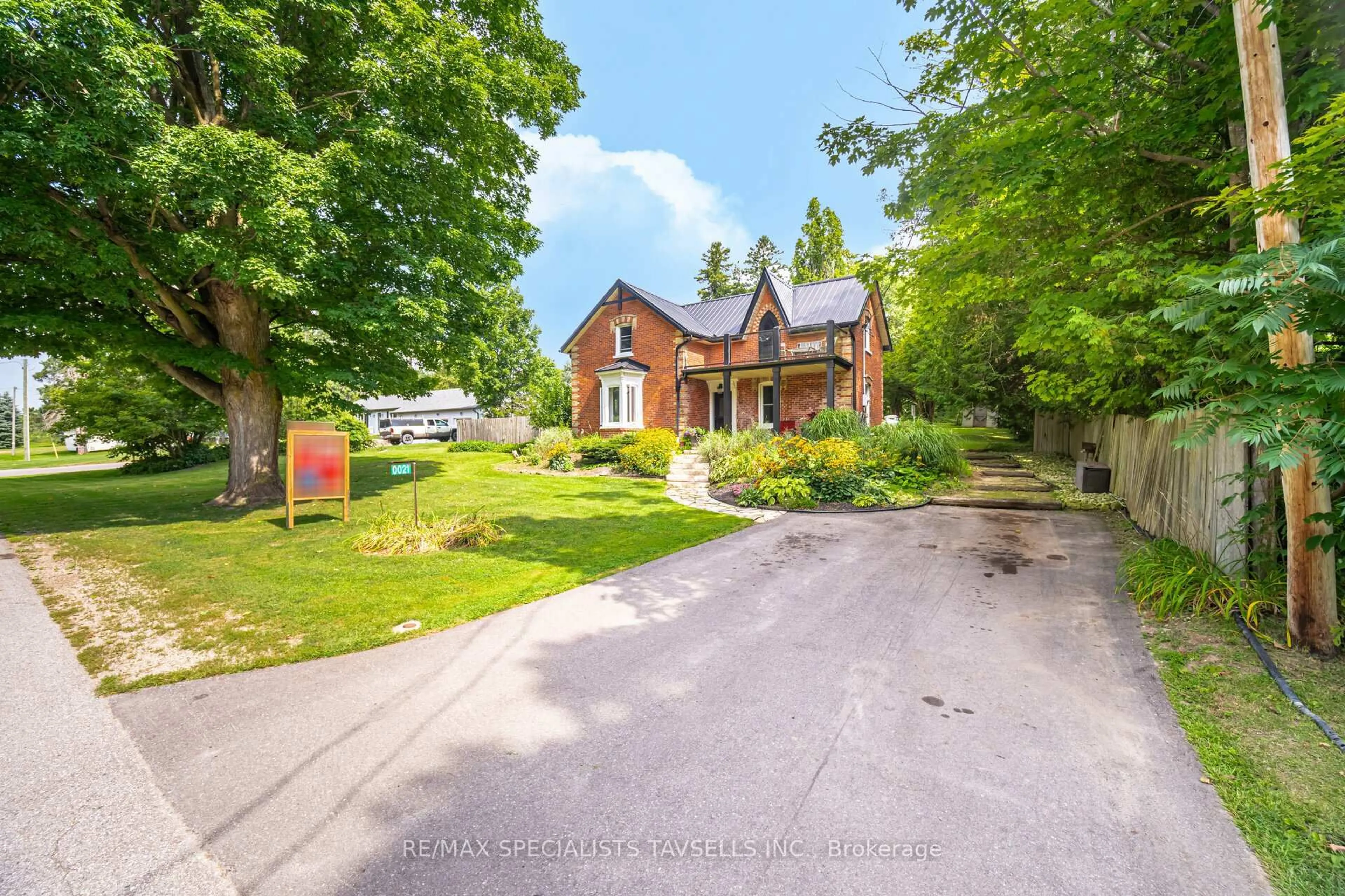 A pic from outside/outdoor area/front of a property/back of a property/a pic from drone, street for 21 Nelson St, Centre Wellington Ontario N0B 1J0