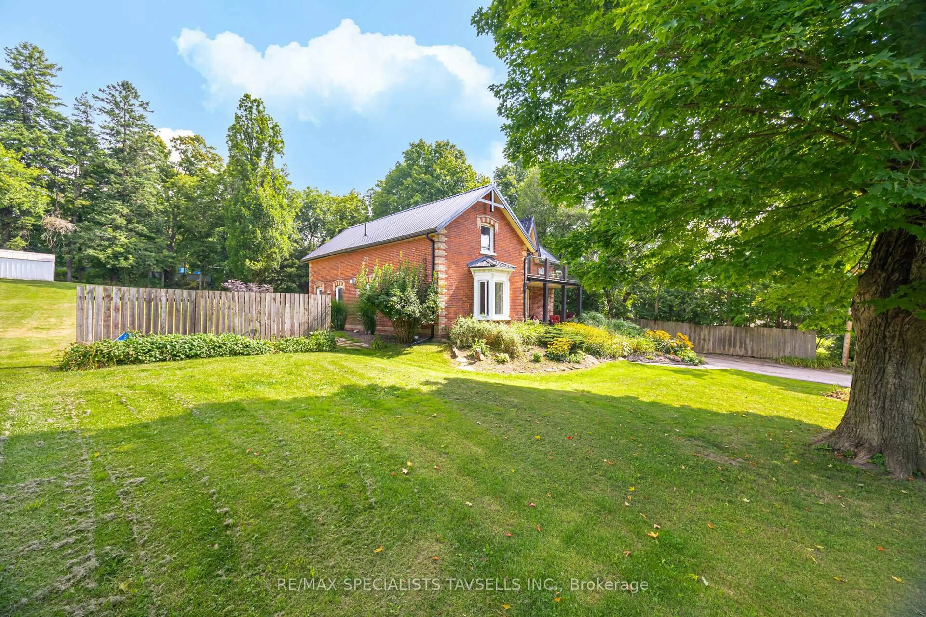 A pic from outside/outdoor area/front of a property/back of a property/a pic from drone, unknown for 21 Nelson St, Centre Wellington Ontario N0B 1J0