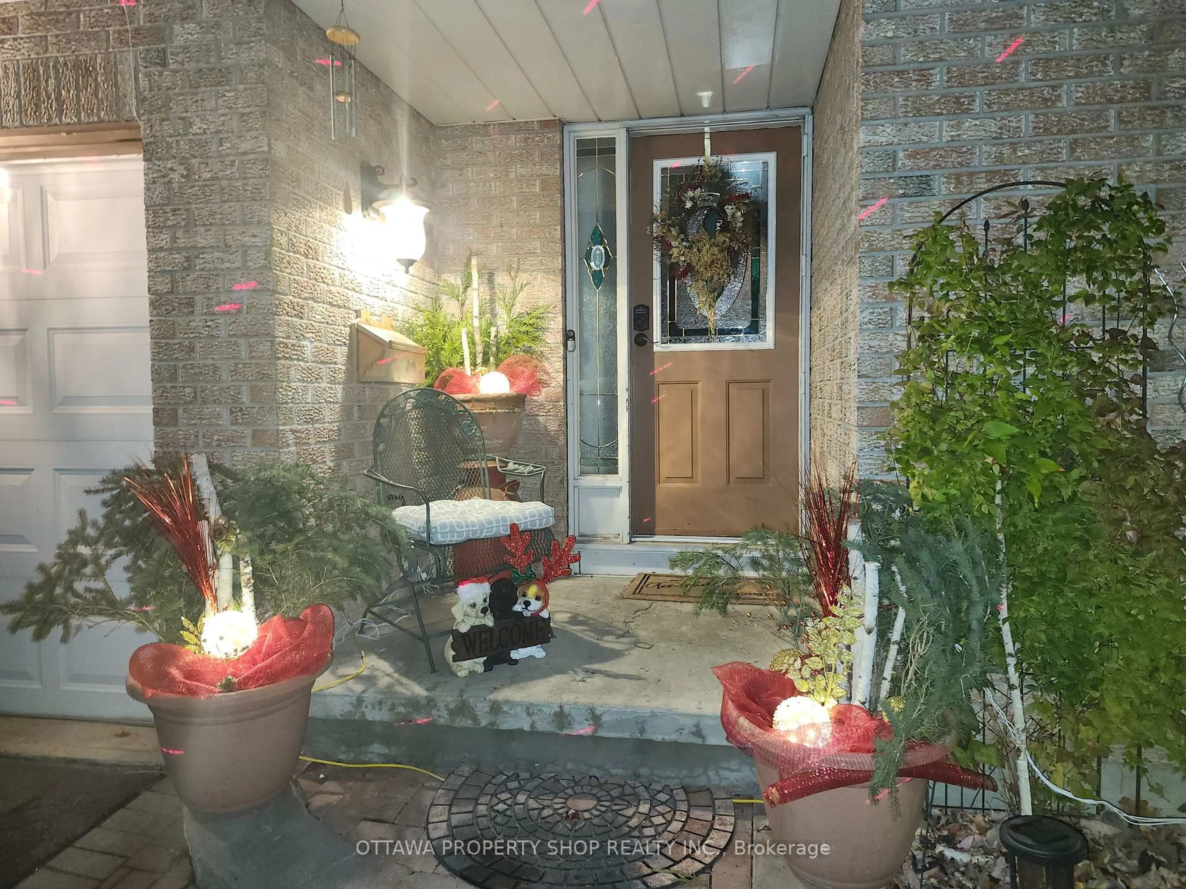 Indoor entryway for 6156 Vineyard Dr, Ottawa Ontario K1C 2N6