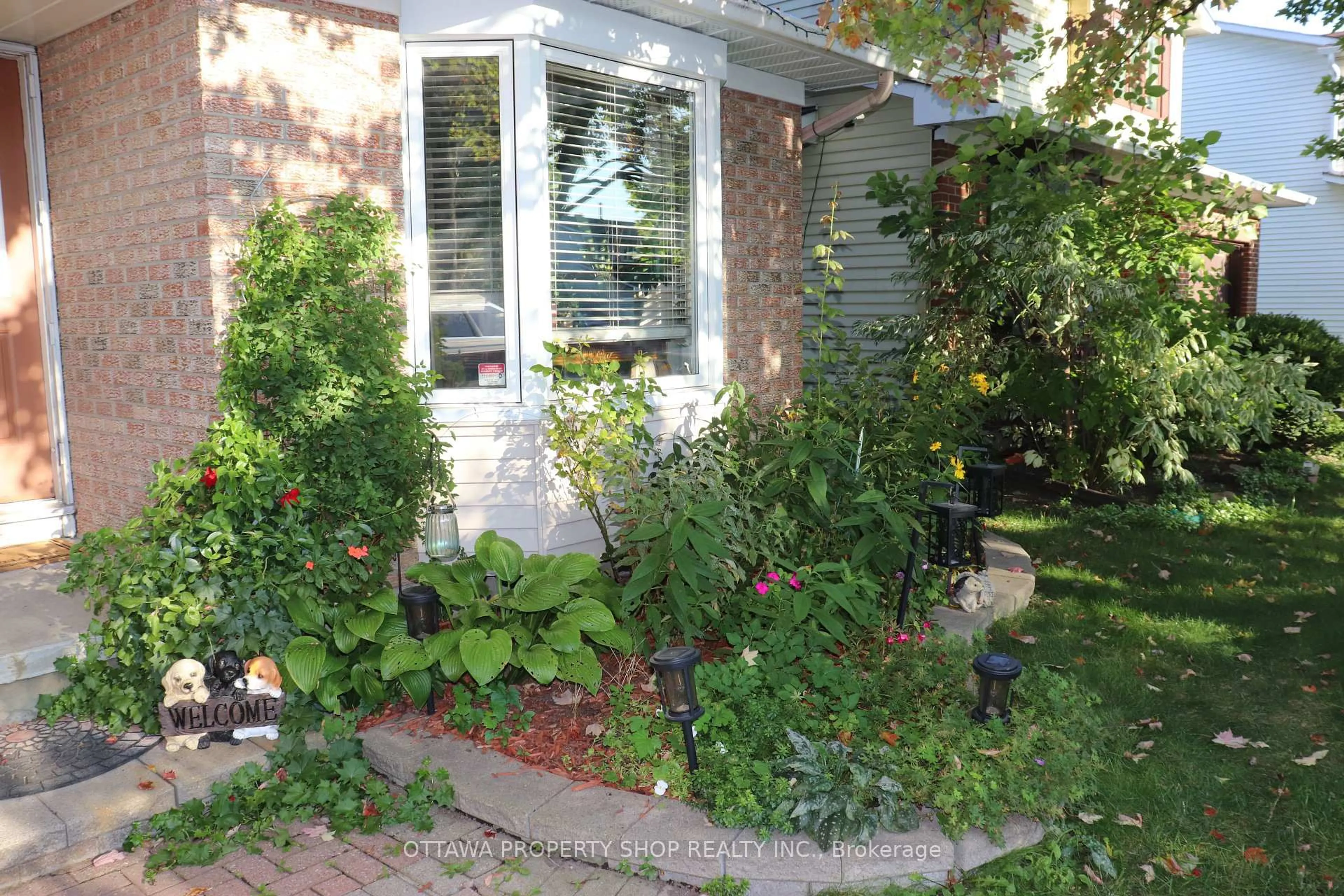 Patio, street for 6156 Vineyard Dr, Ottawa Ontario K1C 2N6