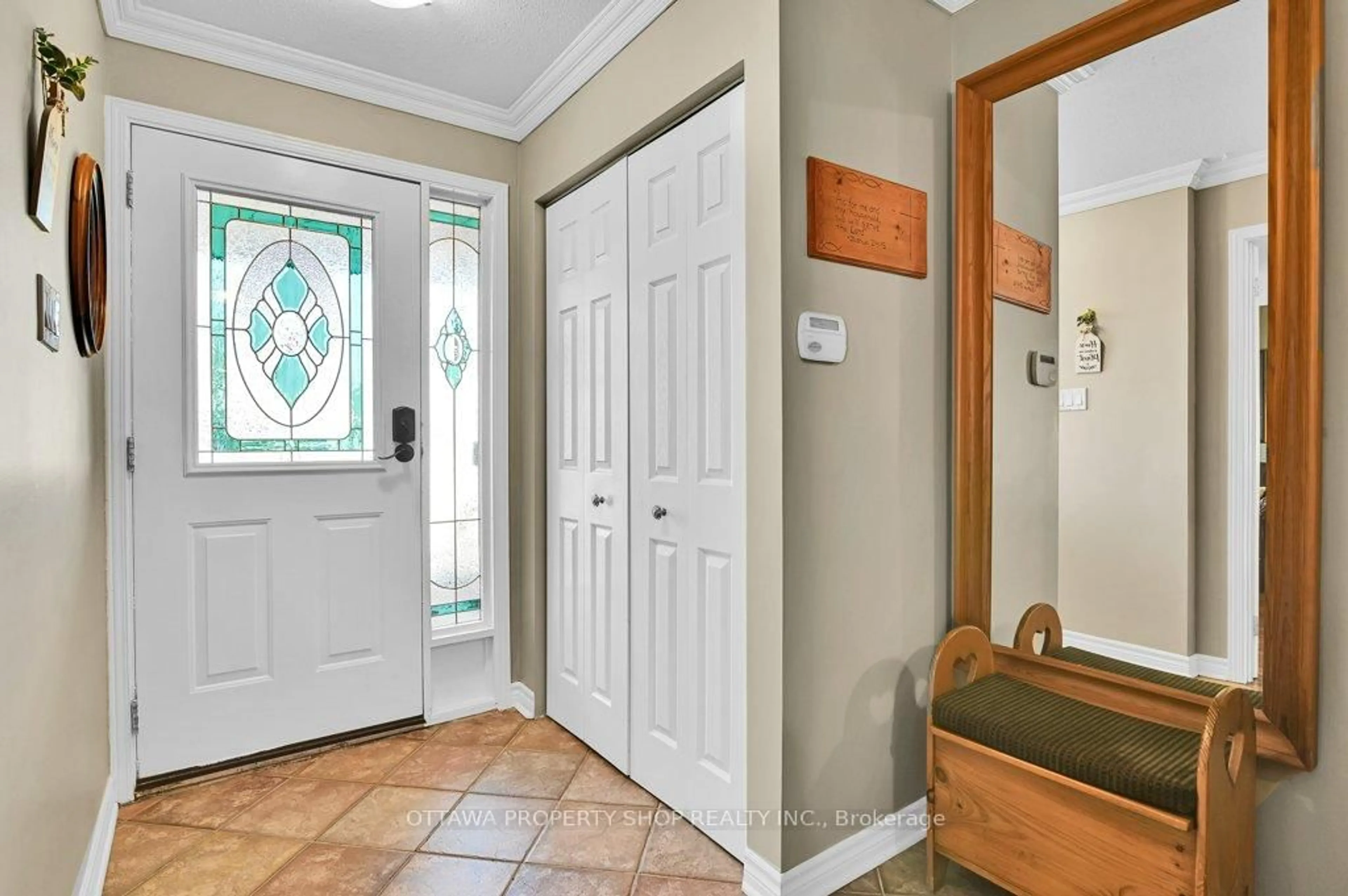 Indoor entryway for 6156 Vineyard Dr, Ottawa Ontario K1C 2N6