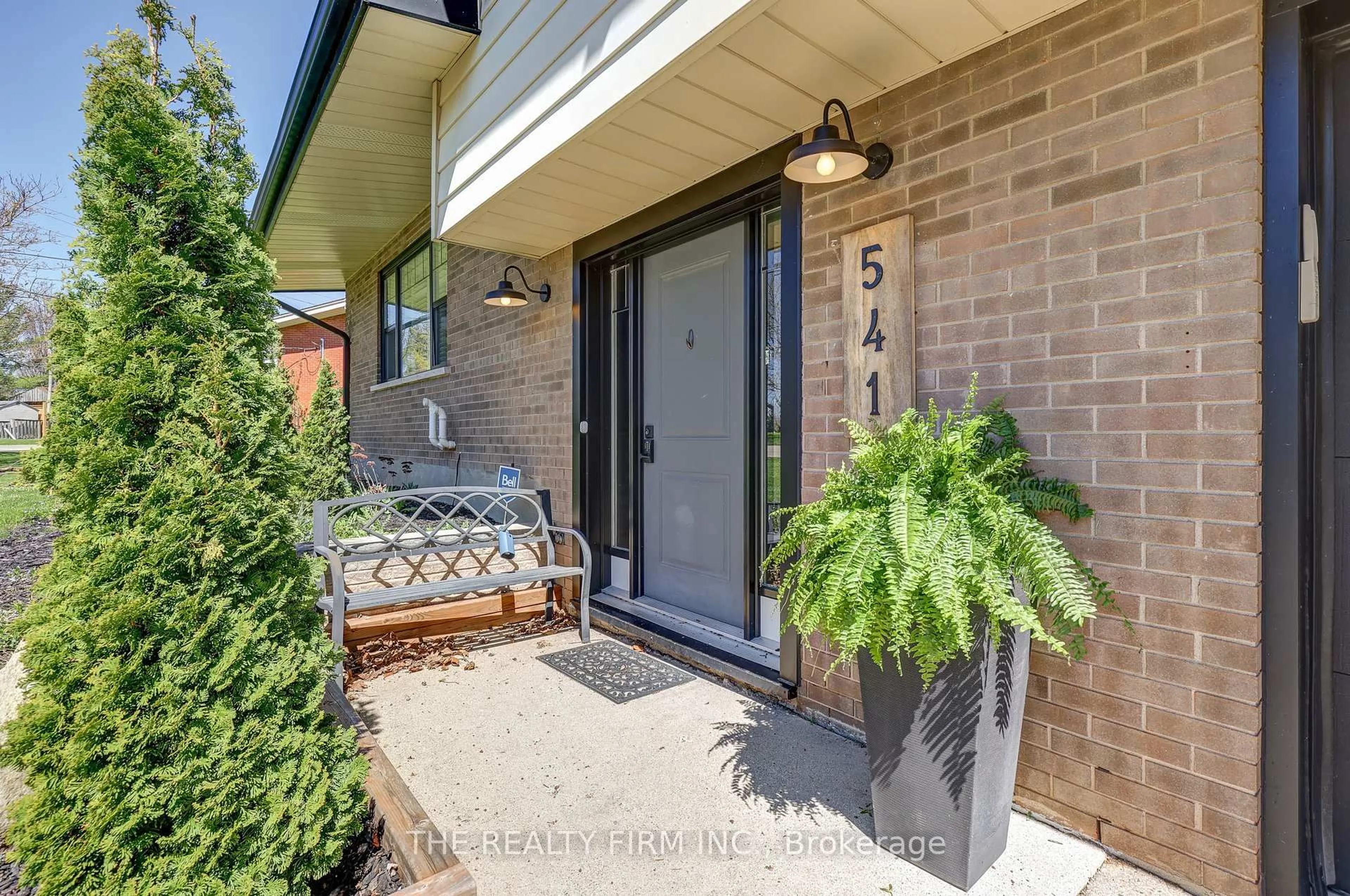 Indoor entryway for 541 Cypress Ave, London North Ontario N6H 3R4