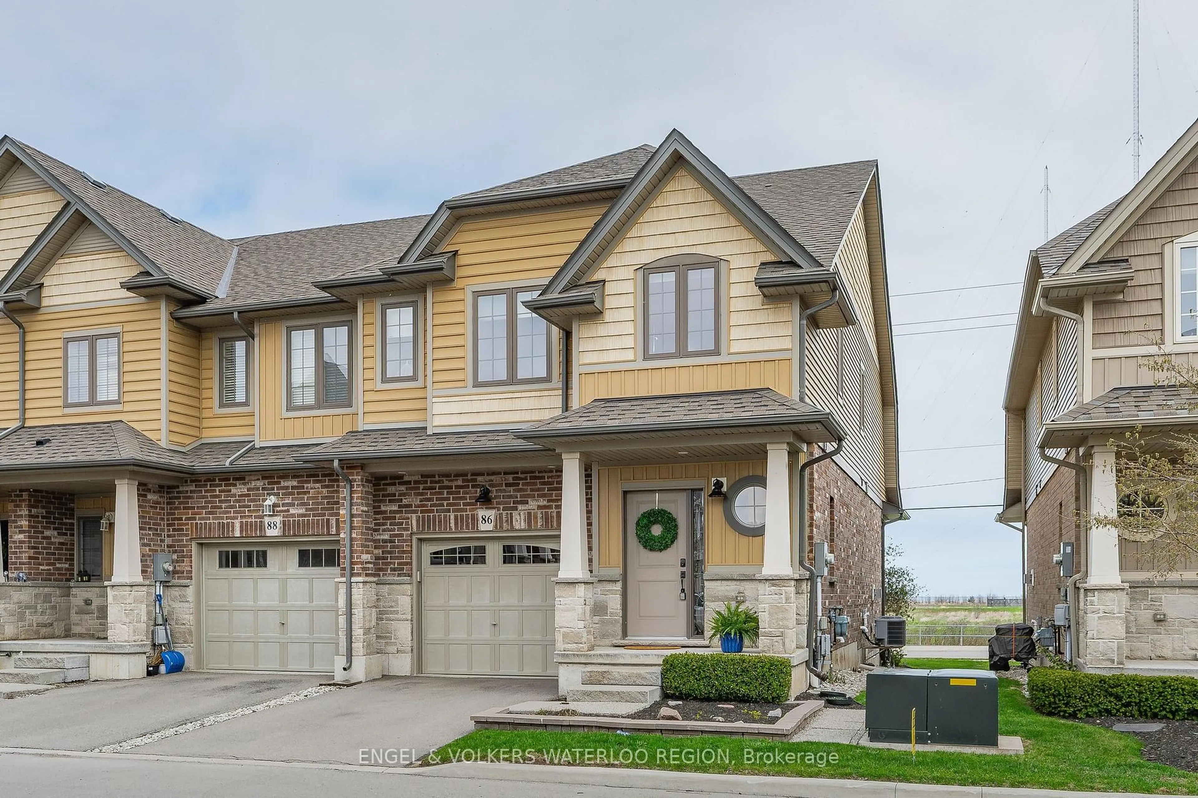 Home with brick exterior material, street for 86 Dunrobin Lane, Grimsby Ontario L3M 0H4