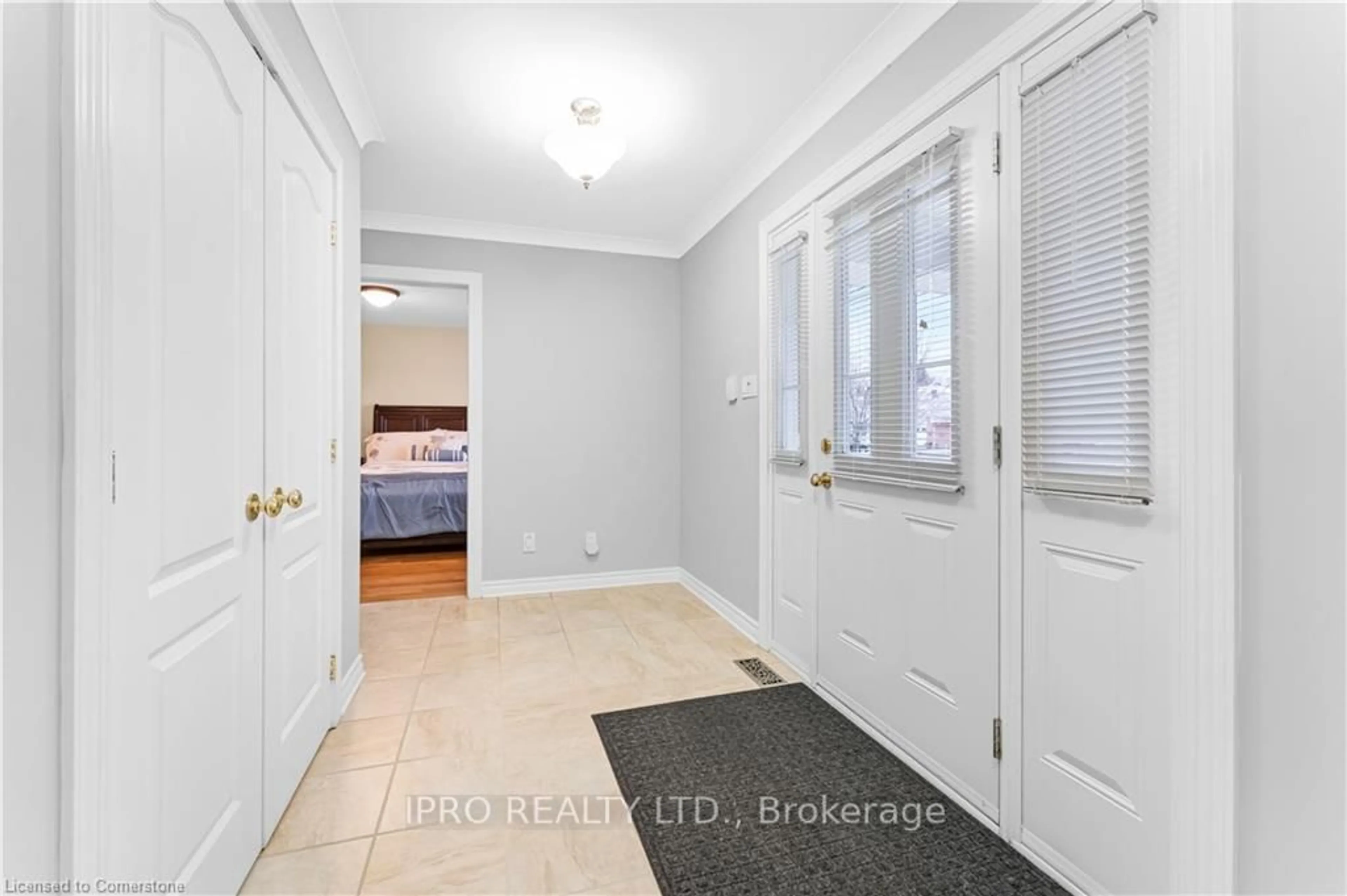 Indoor entryway for 544 Dean Dr, Cornwall Ontario K6H 7H7