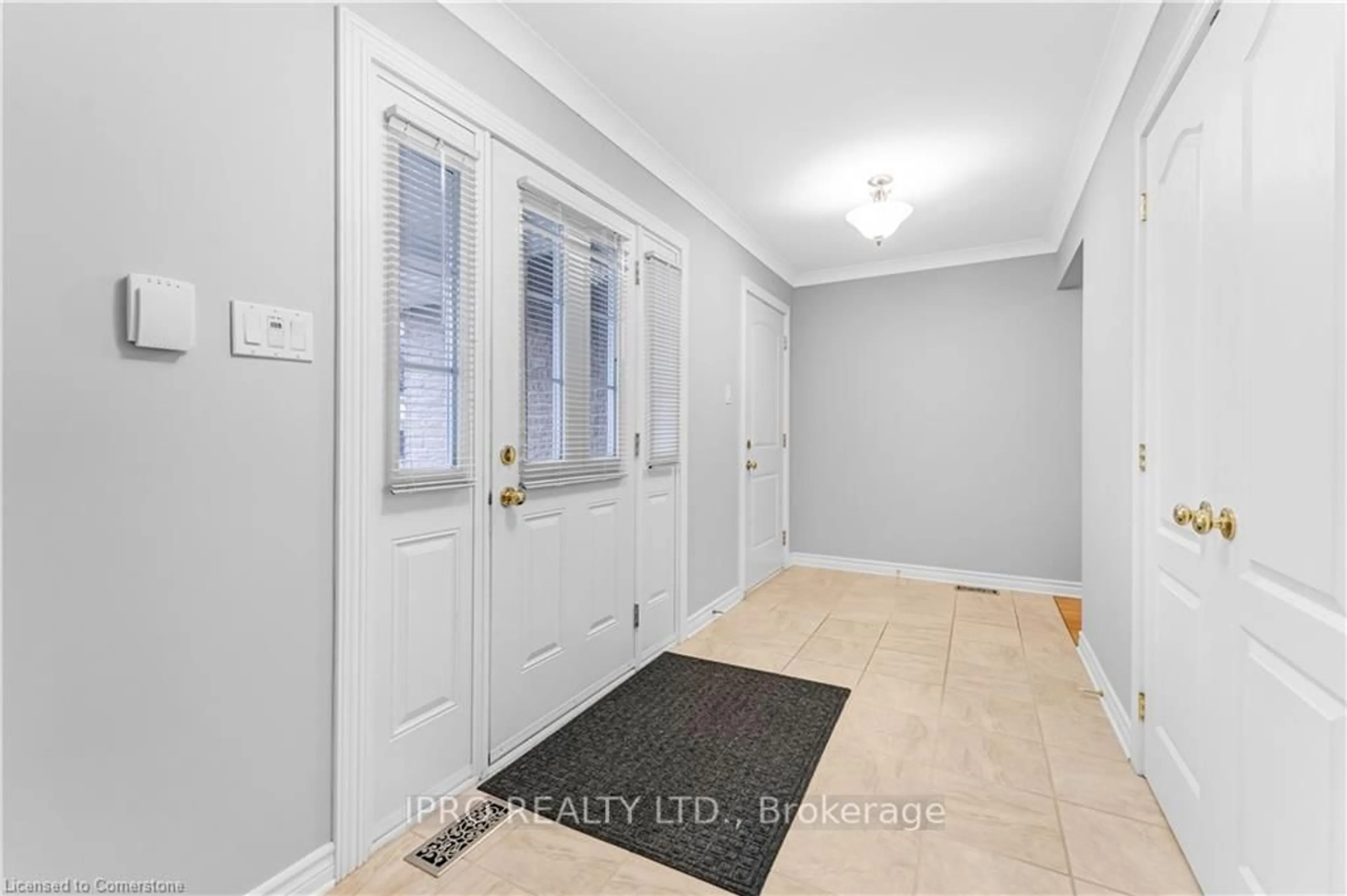 Indoor entryway for 544 Dean Dr, Cornwall Ontario K6H 7H7