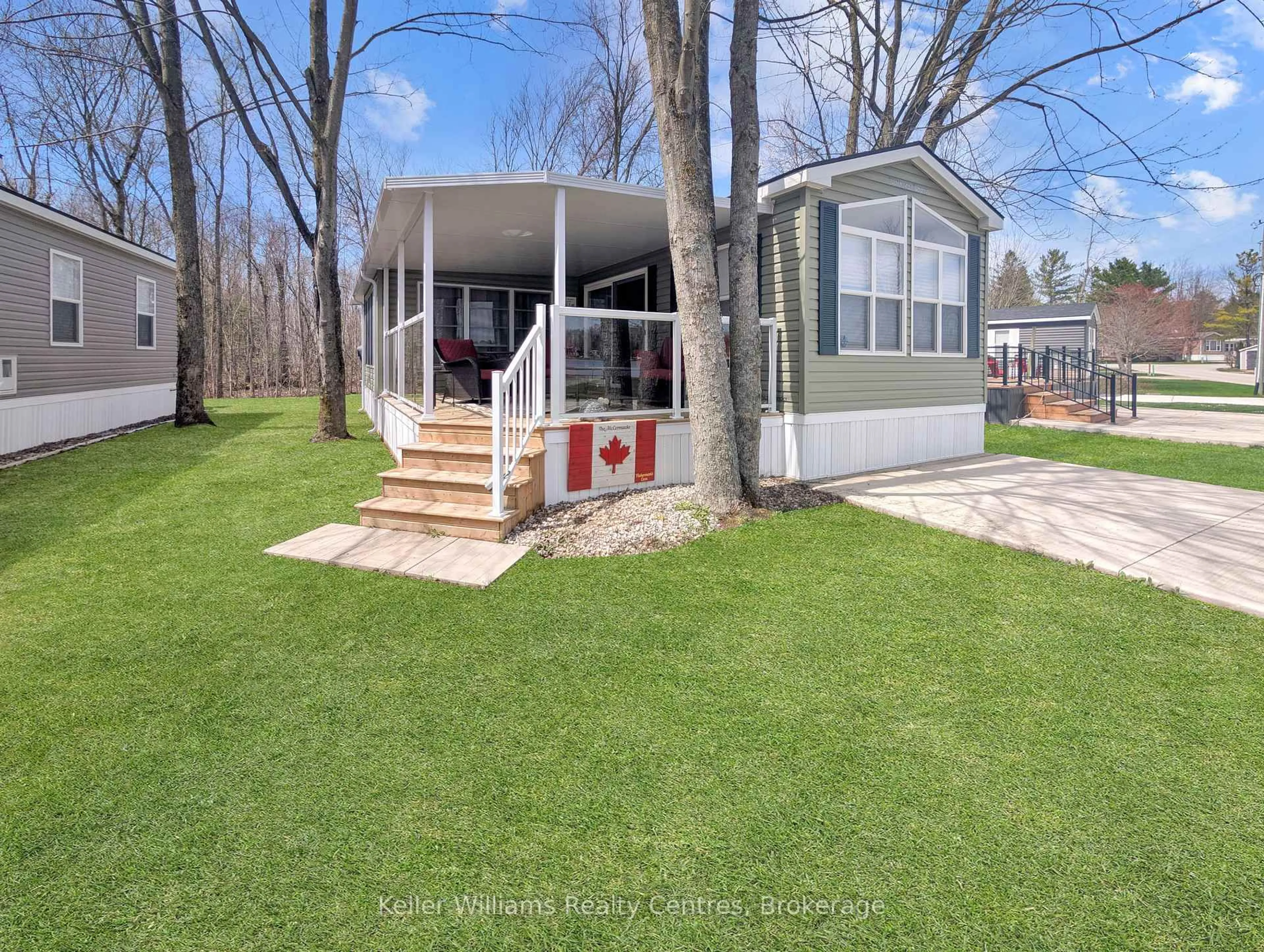 Home with vinyl exterior material, water/lake/river/ocean view for 13 Southline Ave #B/C, Huron-Kinloss Ontario N0G 2B0