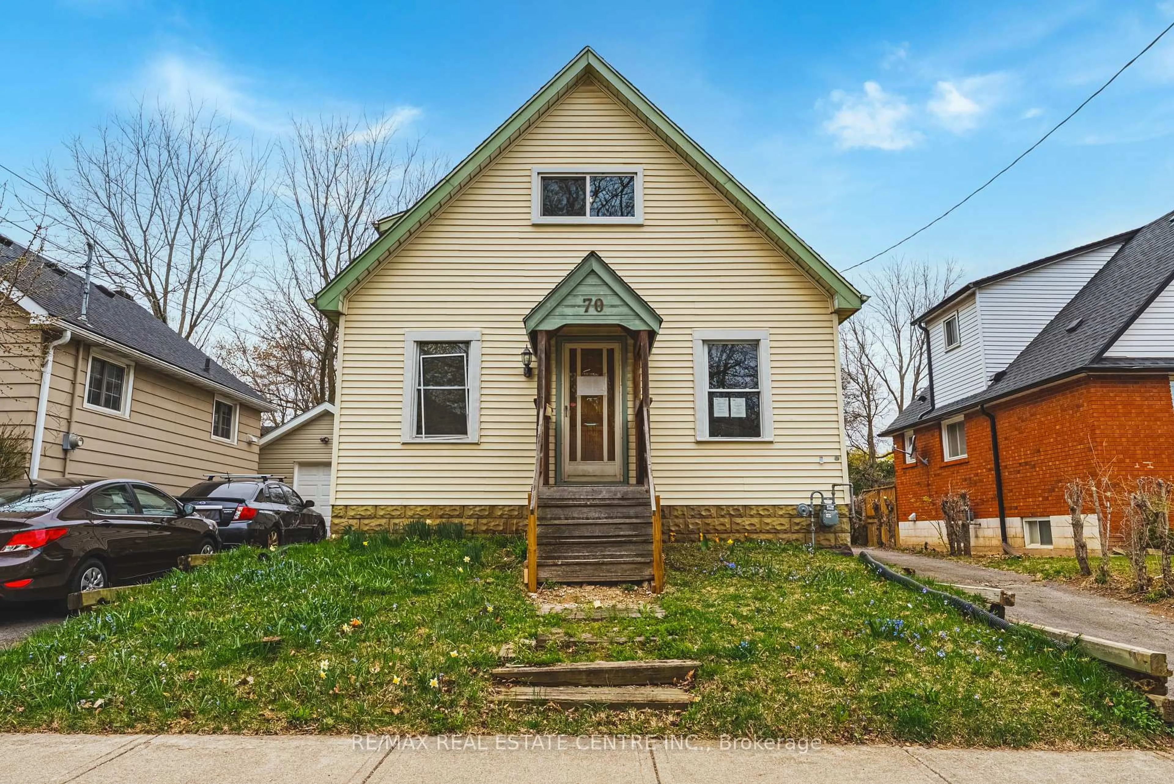 Home with vinyl exterior material, street for 70 Hillview St, Hamilton Ontario L8S 2Z2
