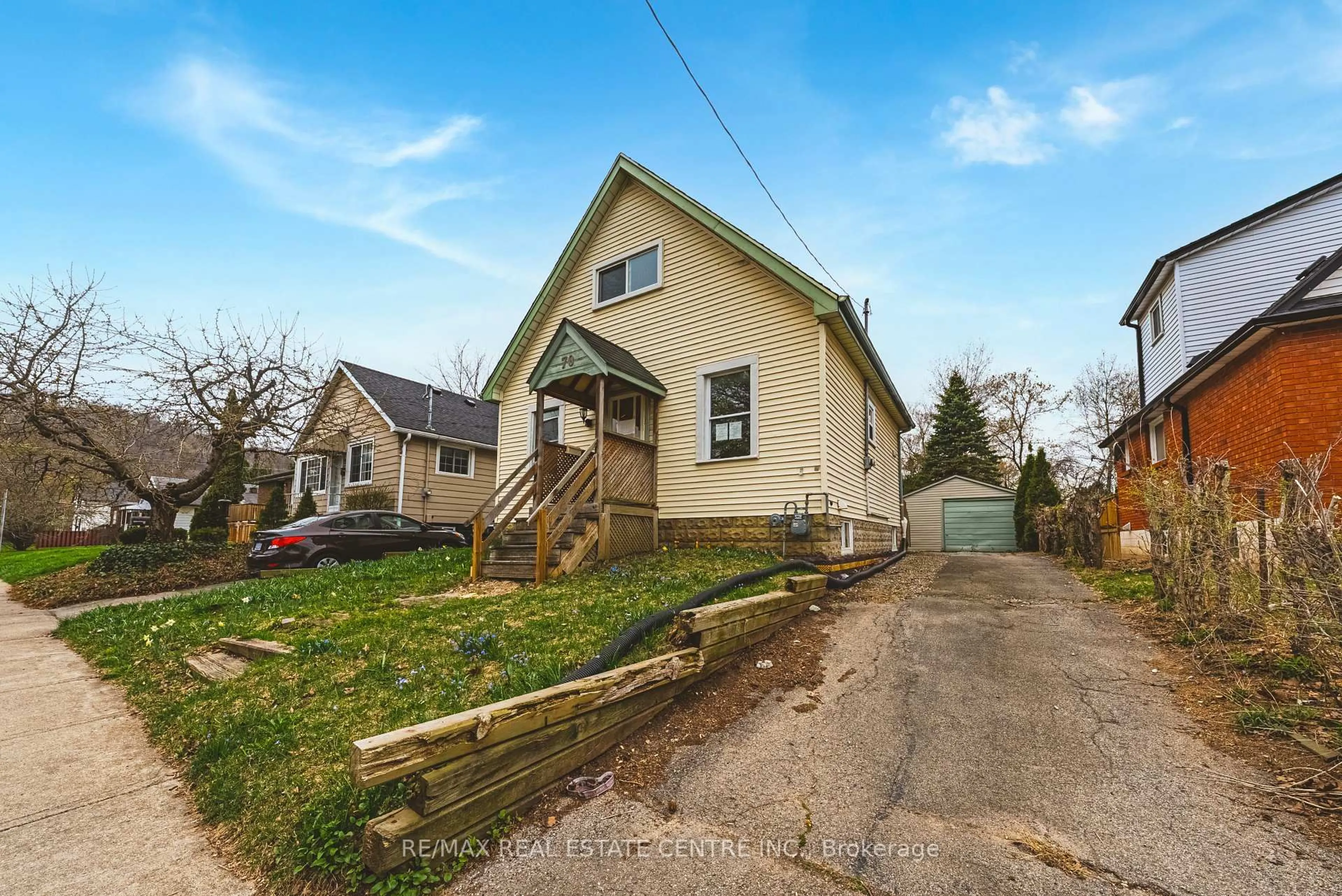 A pic from outside/outdoor area/front of a property/back of a property/a pic from drone, street for 70 Hillview St, Hamilton Ontario L8S 2Z2