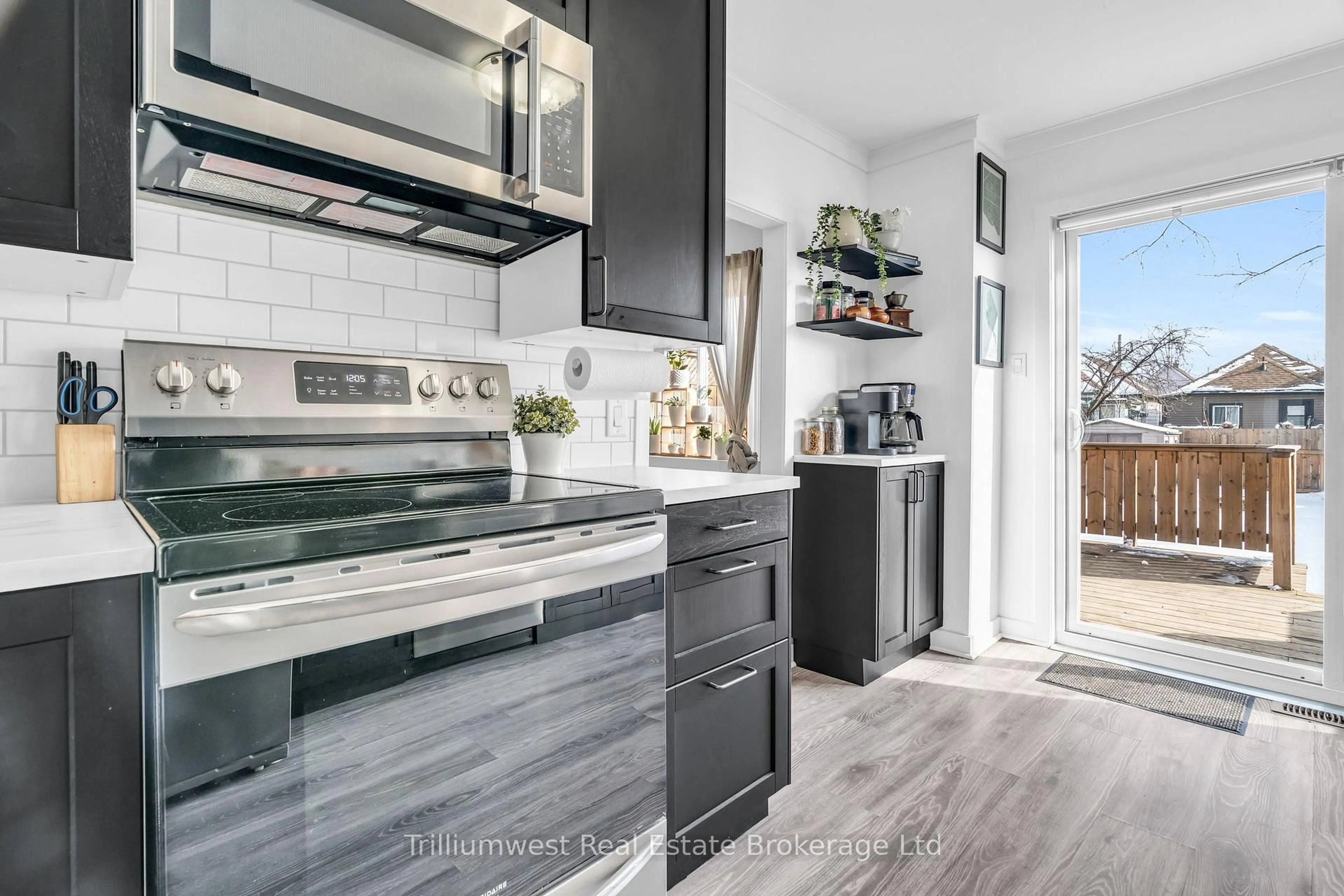 Open concept kitchen, ceramic/tile floor for 368 Avondale St, Hamilton Ontario L8L 7C6