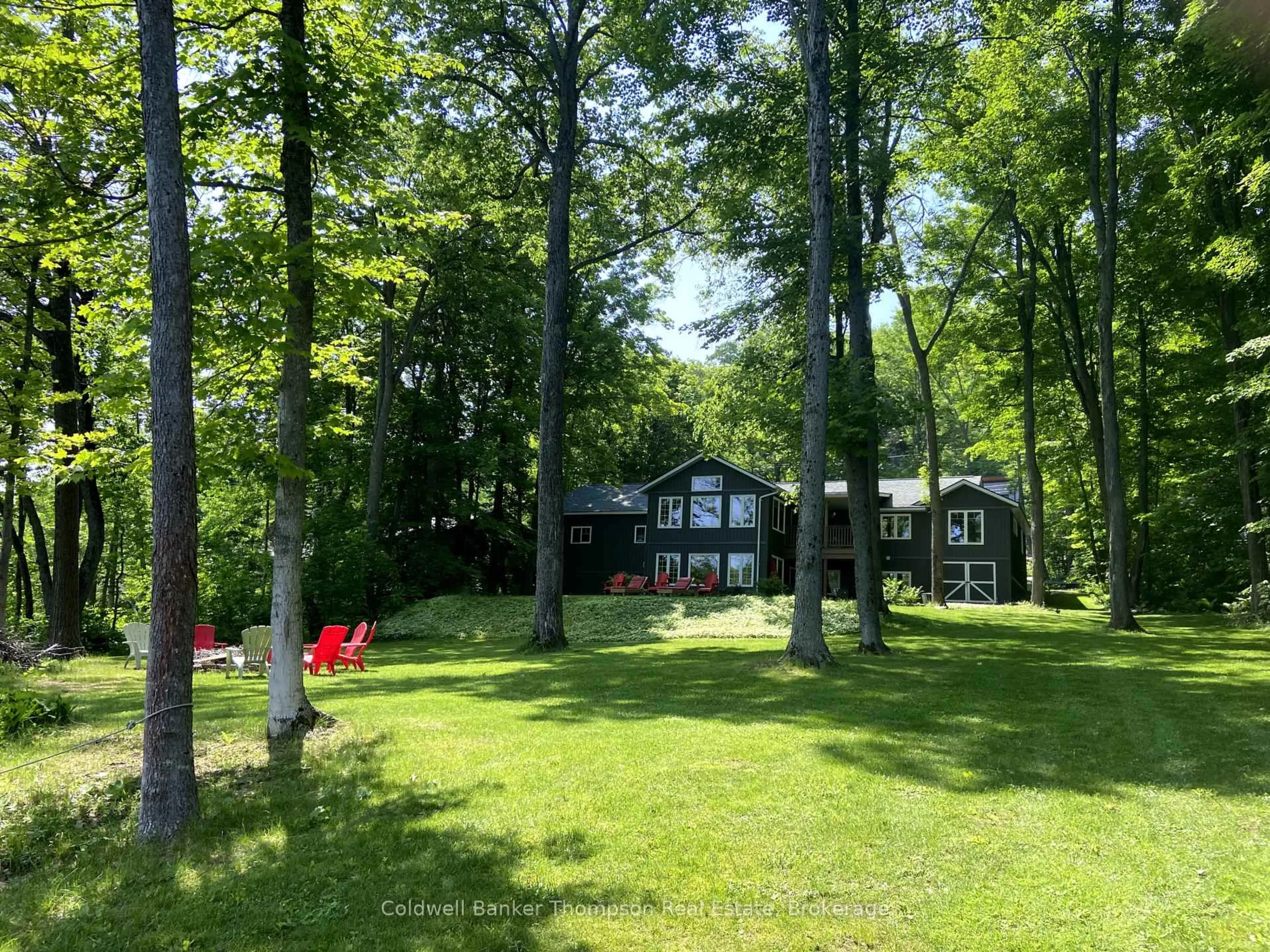 A pic from outside/outdoor area/front of a property/back of a property/a pic from drone, forest/trees view for 440 Bayshore Blvd, Huntsville Ontario P1H 1Z1
