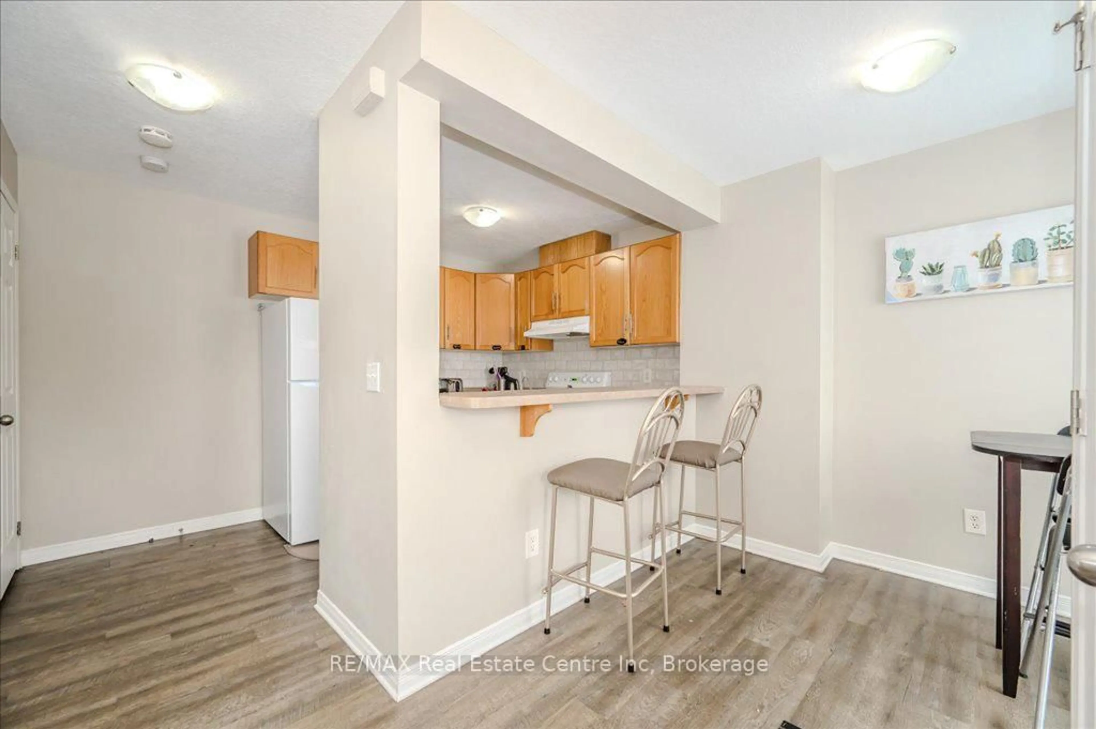 Standard kitchen, unknown for 142 York Rd #15, Guelph Ontario N1E 3E9