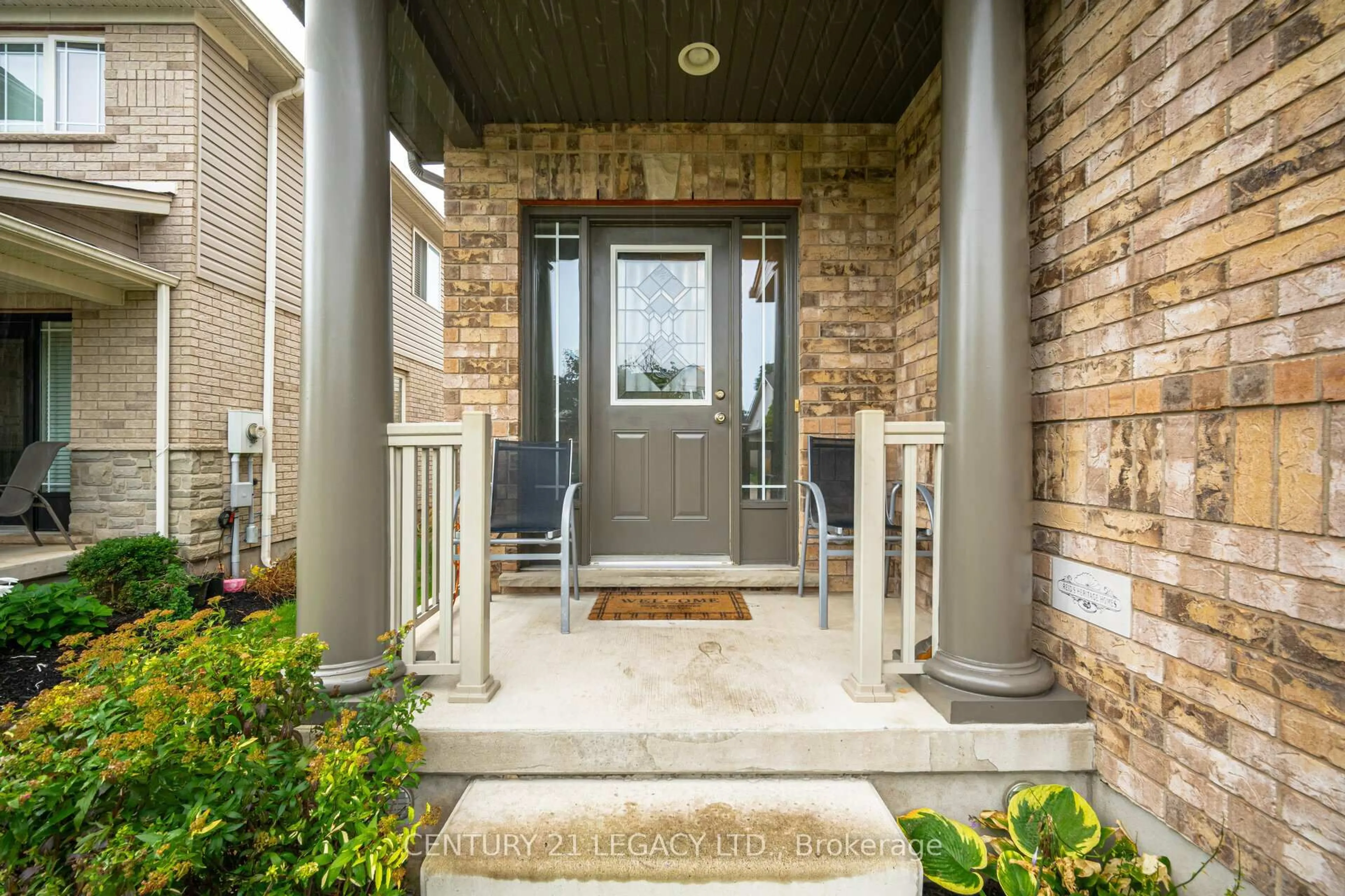 Indoor entryway for 44 Dominion Dr, Guelph Ontario N1L 0B4