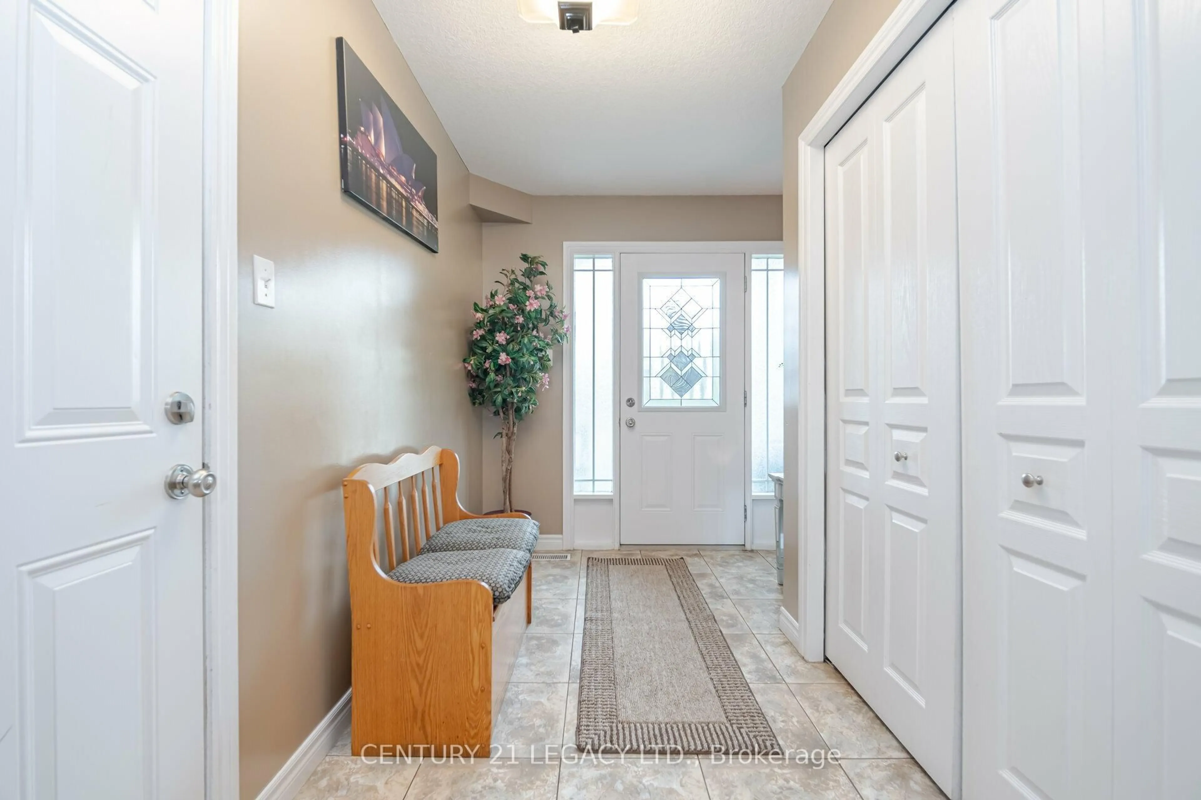 Indoor entryway for 44 Dominion Dr, Guelph Ontario N1L 0B4