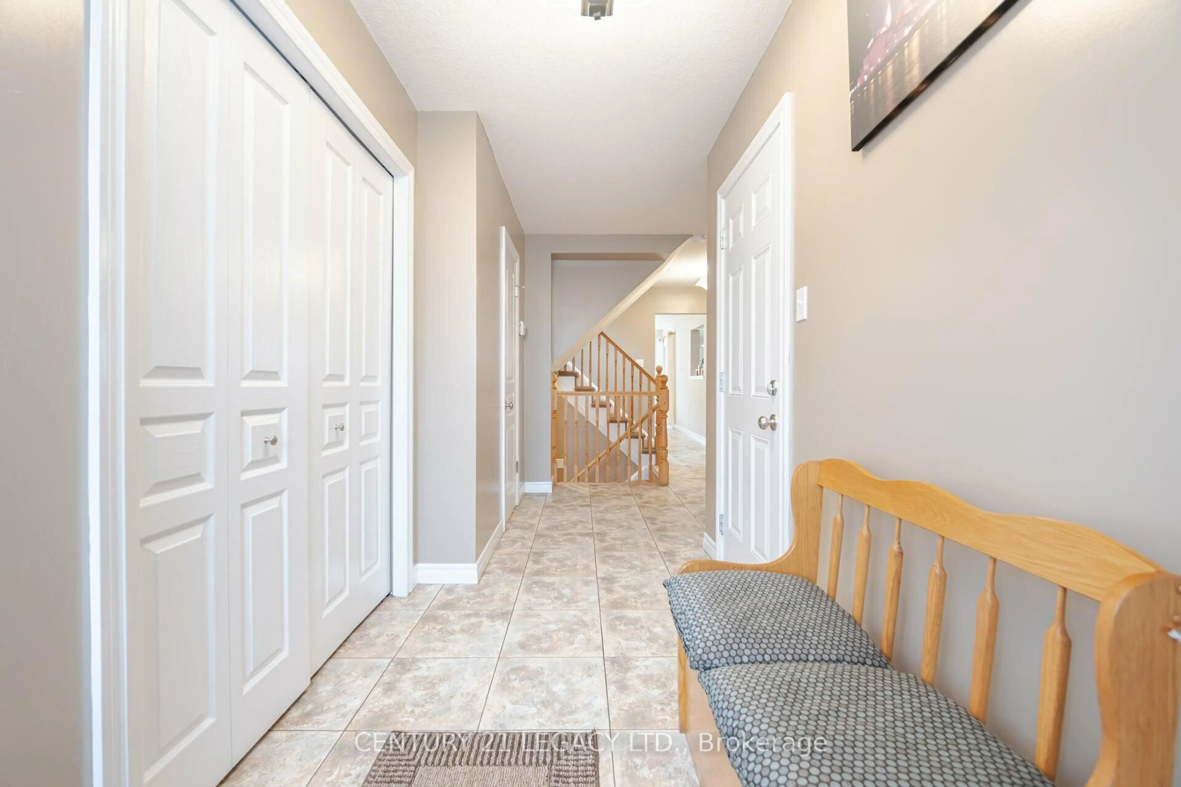 Indoor entryway for 44 Dominion Dr, Guelph Ontario N1L 0B4