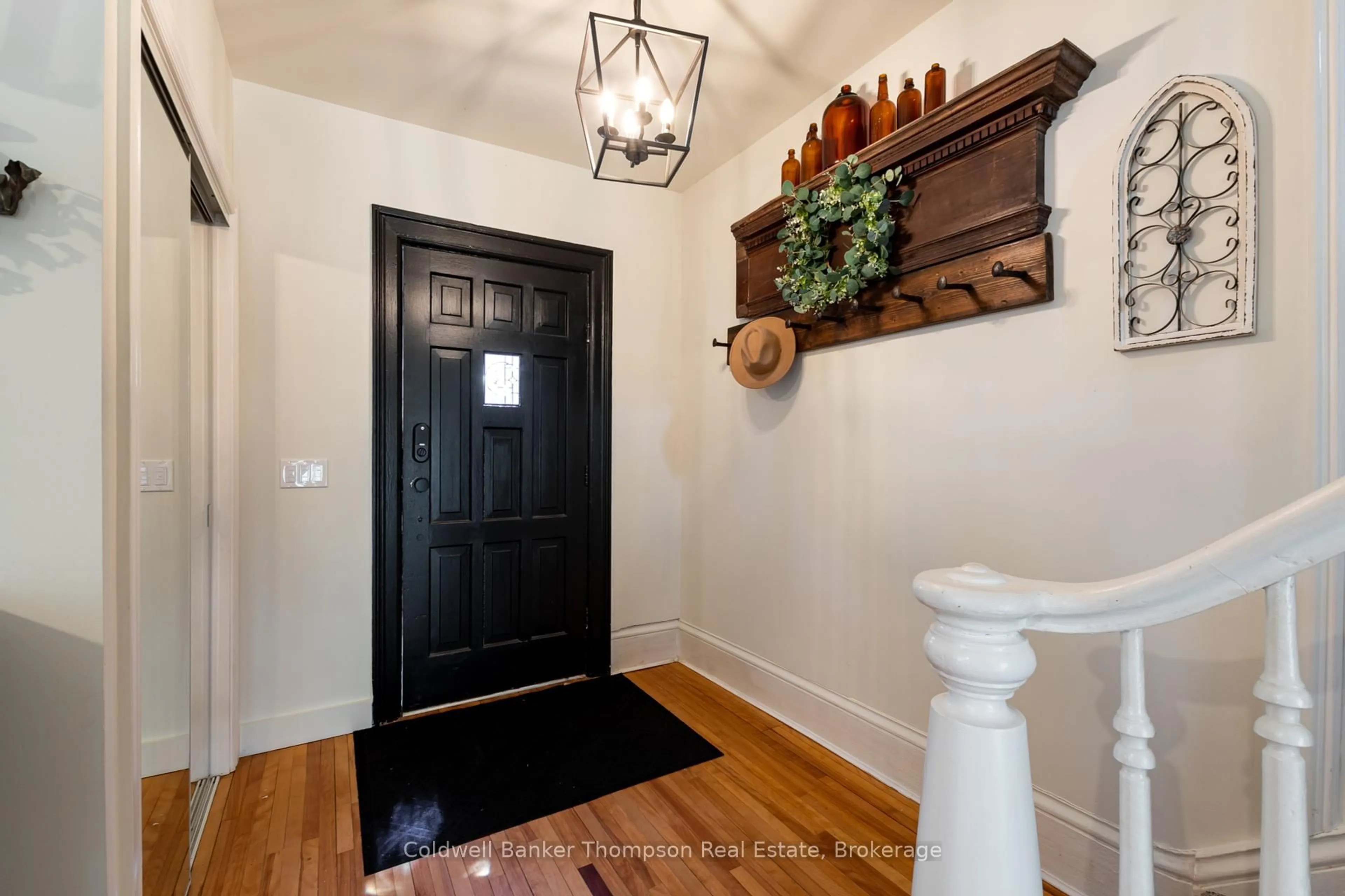 Indoor entryway for 146 Main St, Huntsville Ontario P1H 1W5