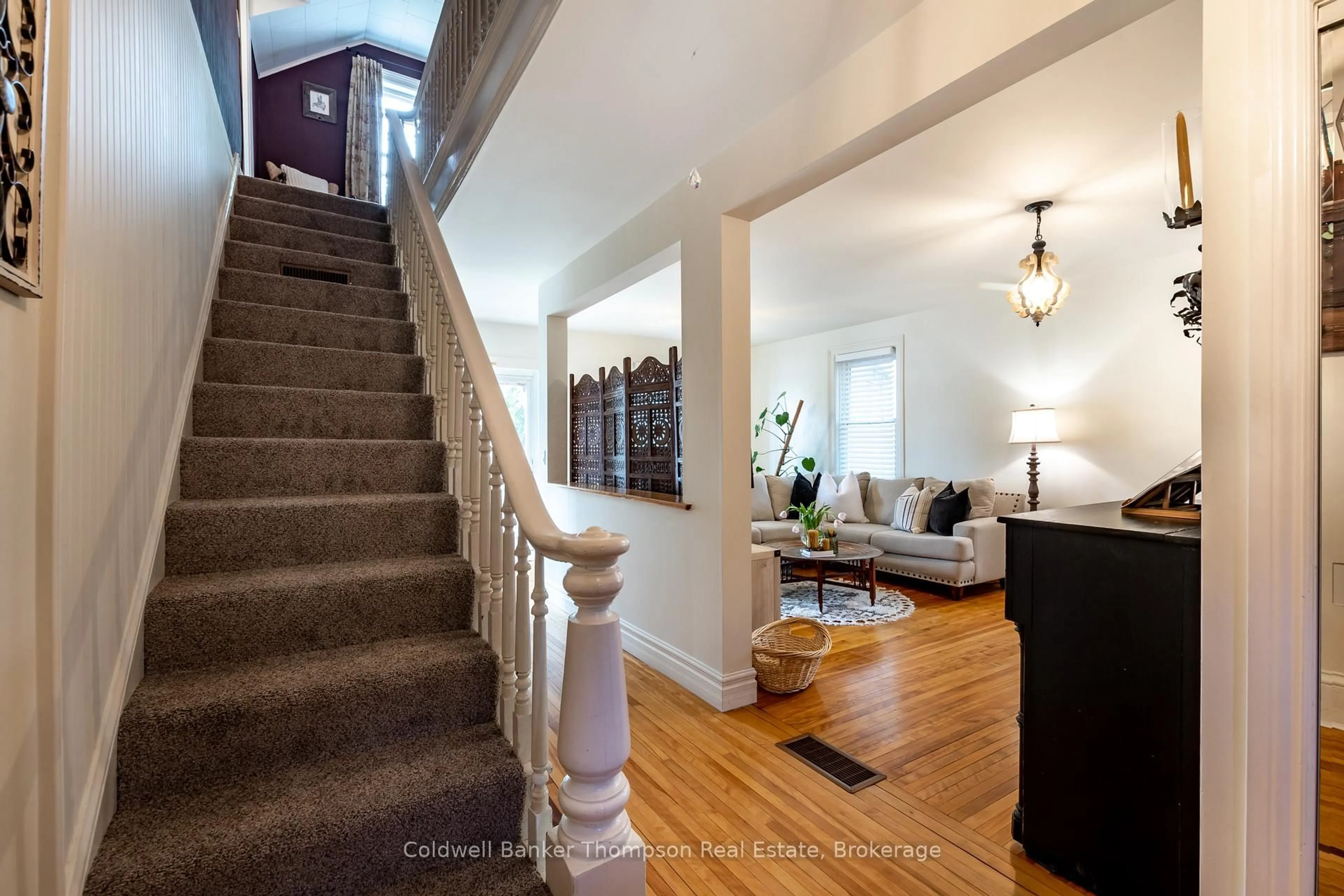 Indoor foyer for 146 Main St, Huntsville Ontario P1H 1W5