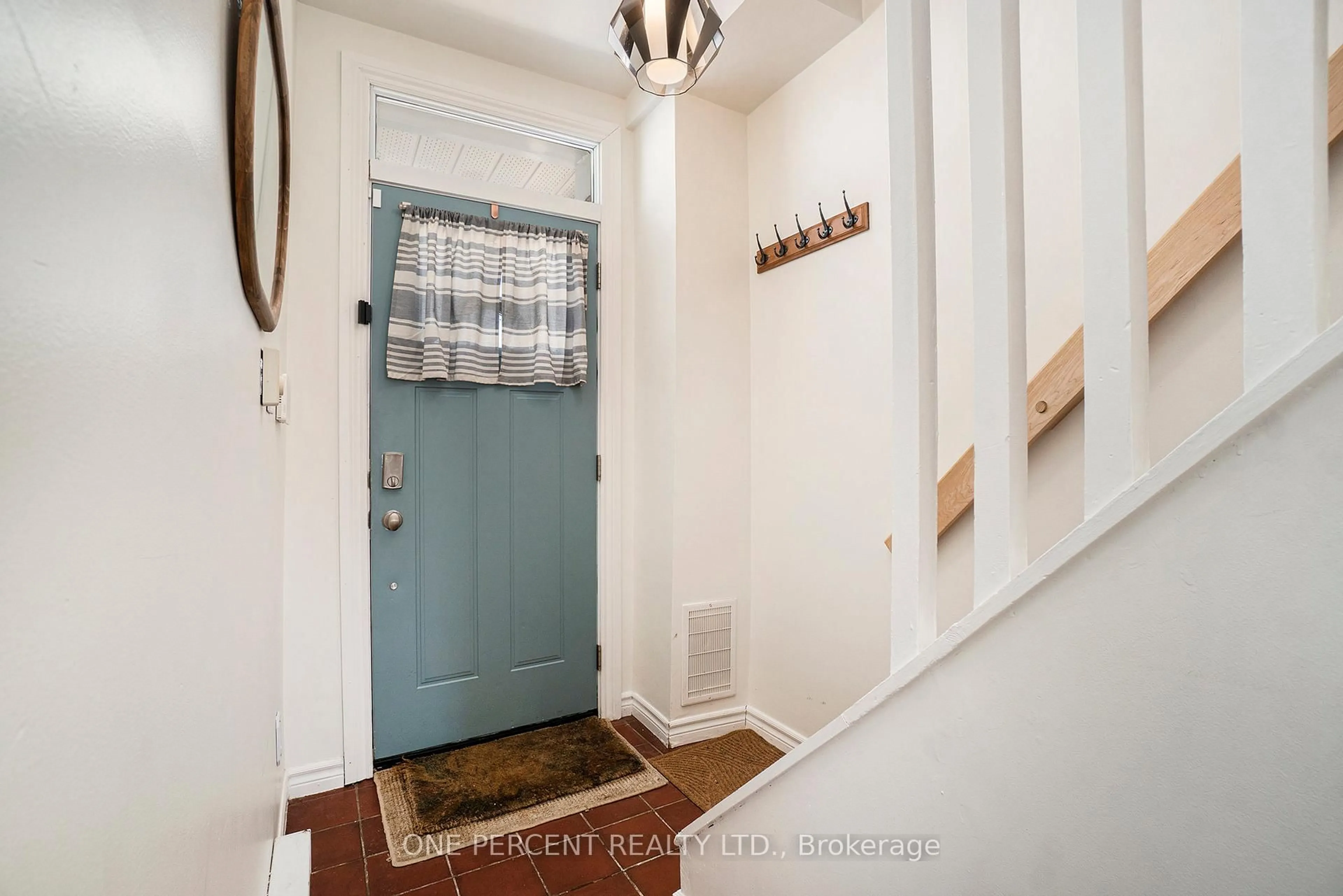 Indoor entryway for 266 Bradley Ave, Ottawa Ontario K1L 7E9