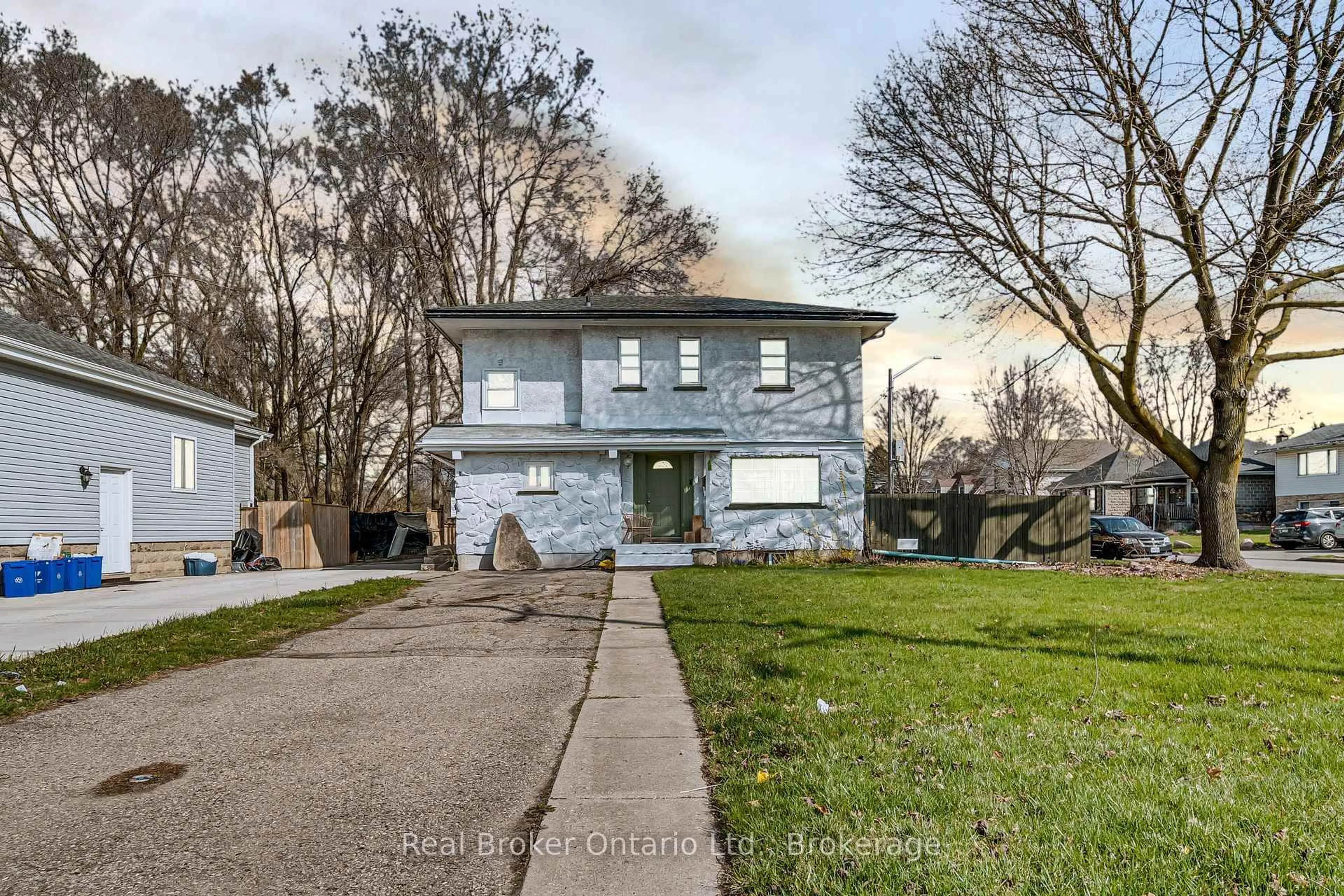 A pic from outside/outdoor area/front of a property/back of a property/a pic from drone, street for 280 Main St, Cambridge Ontario N1R 1X7