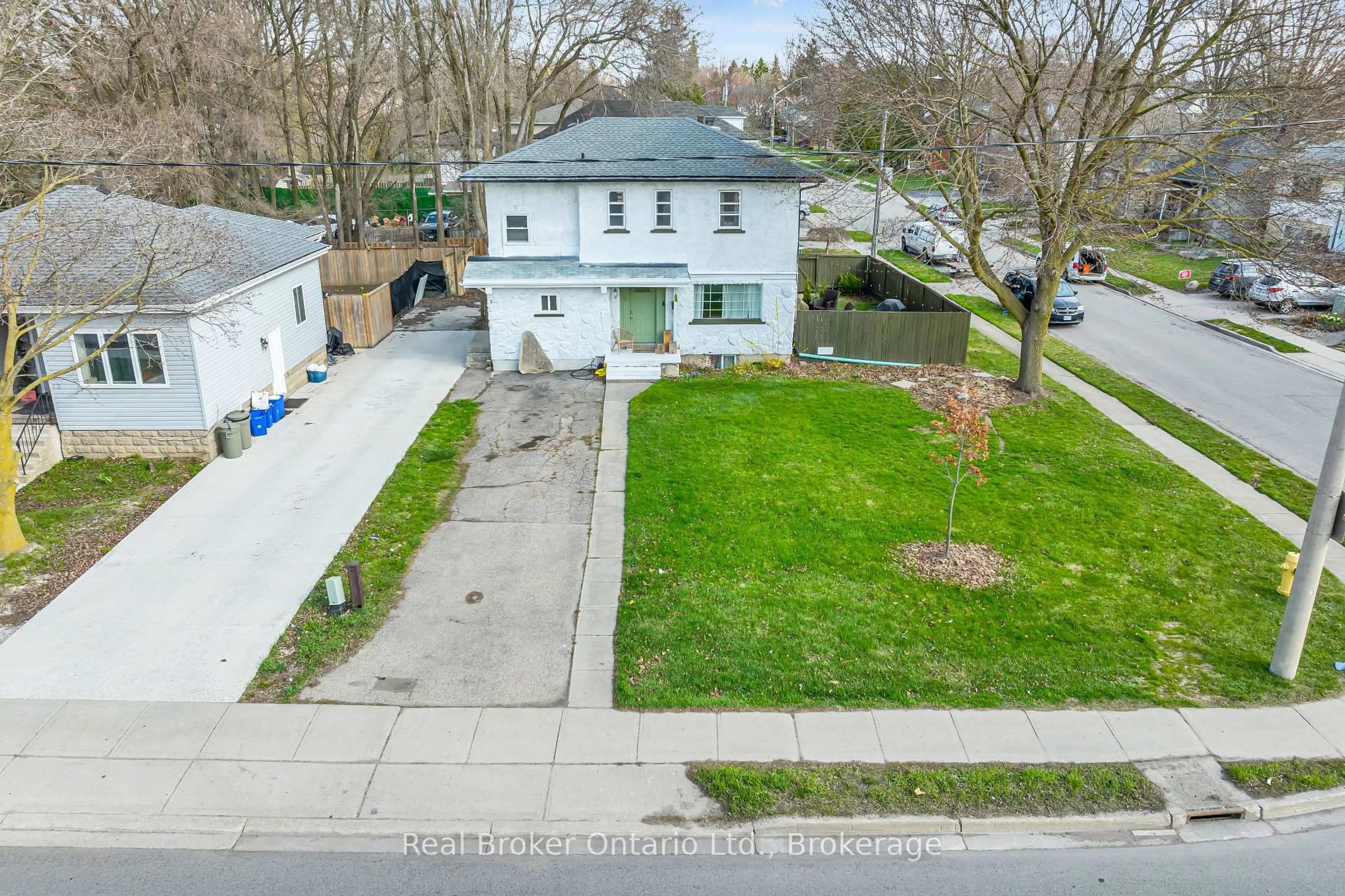 A pic from outside/outdoor area/front of a property/back of a property/a pic from drone, street for 280 Main St, Cambridge Ontario N1R 1X7