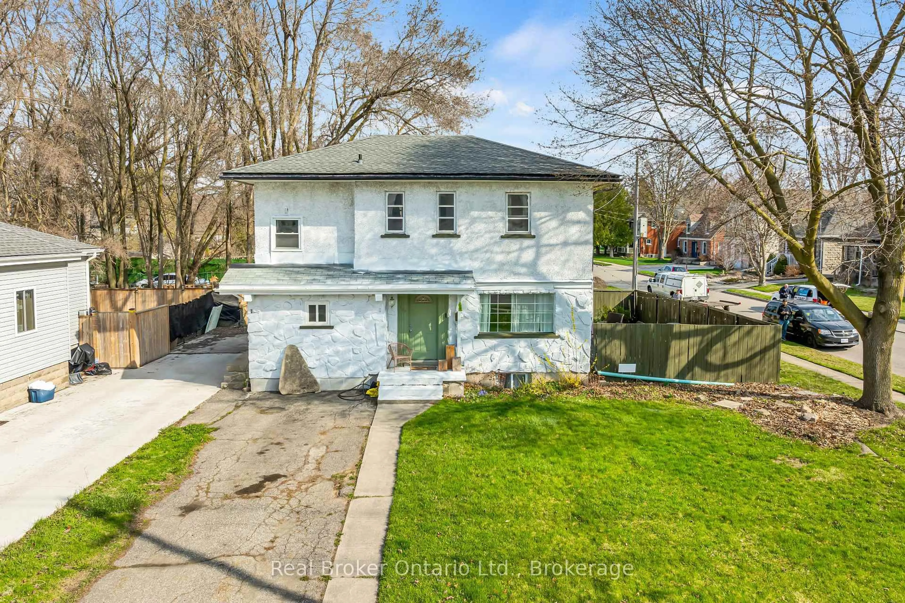 A pic from outside/outdoor area/front of a property/back of a property/a pic from drone, street for 280 Main St, Cambridge Ontario N1R 1X7
