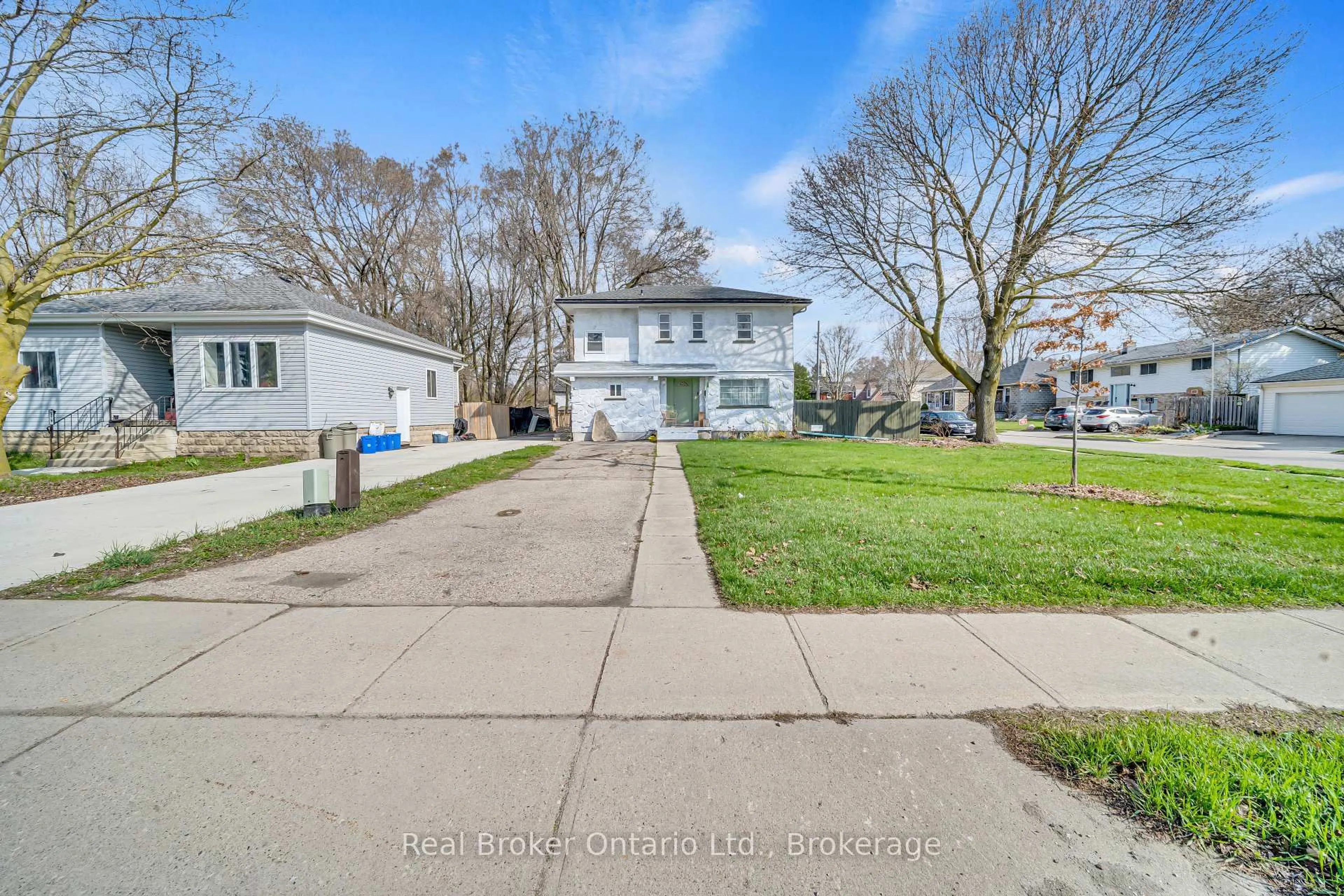 A pic from outside/outdoor area/front of a property/back of a property/a pic from drone, street for 280 Main St, Cambridge Ontario N1R 1X7