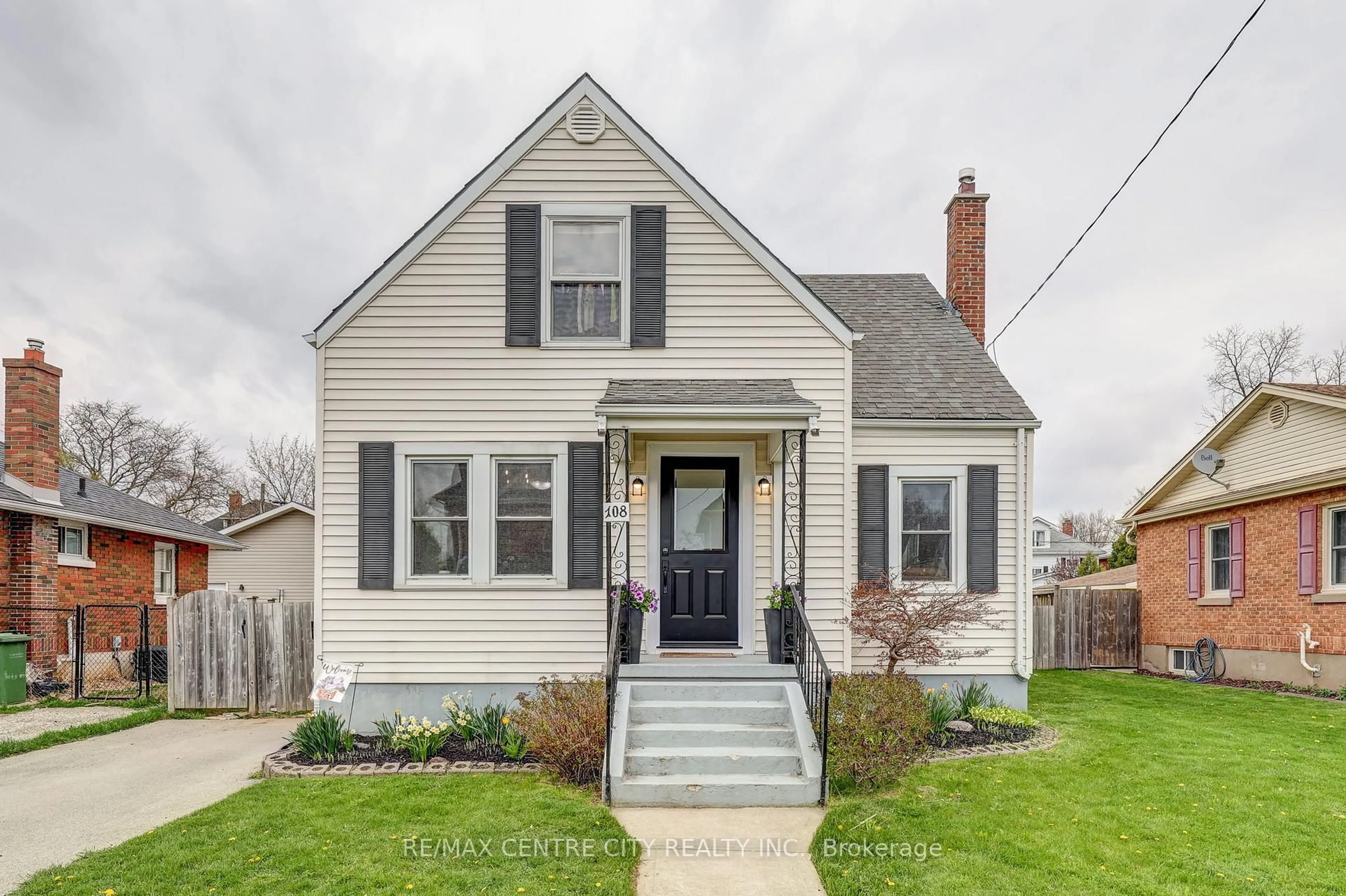 Home with vinyl exterior material, street for 108 Myrtle St, St. Thomas Ontario N5R 2G3