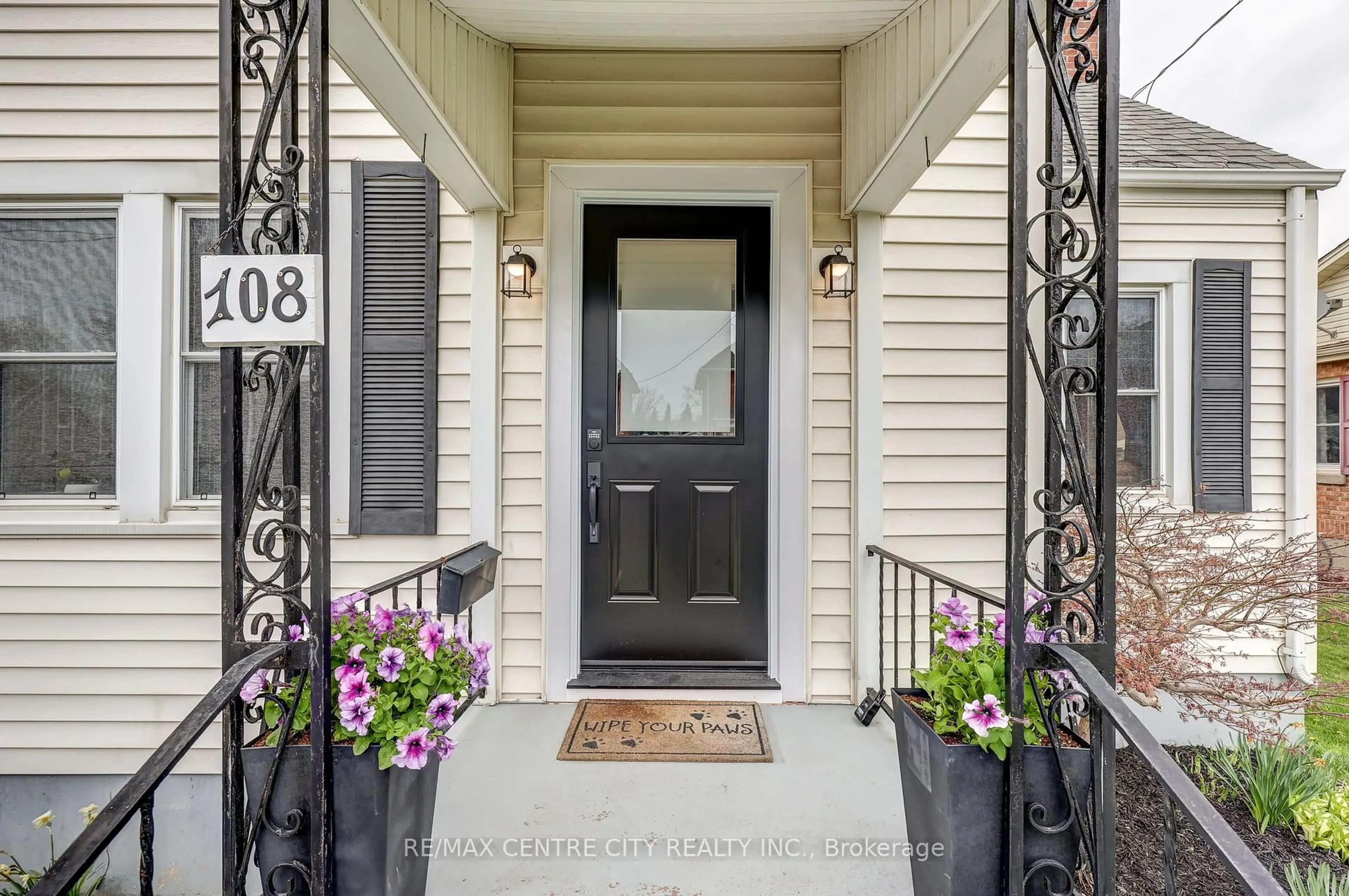 Indoor entryway for 108 Myrtle St, St. Thomas Ontario N5R 2G3