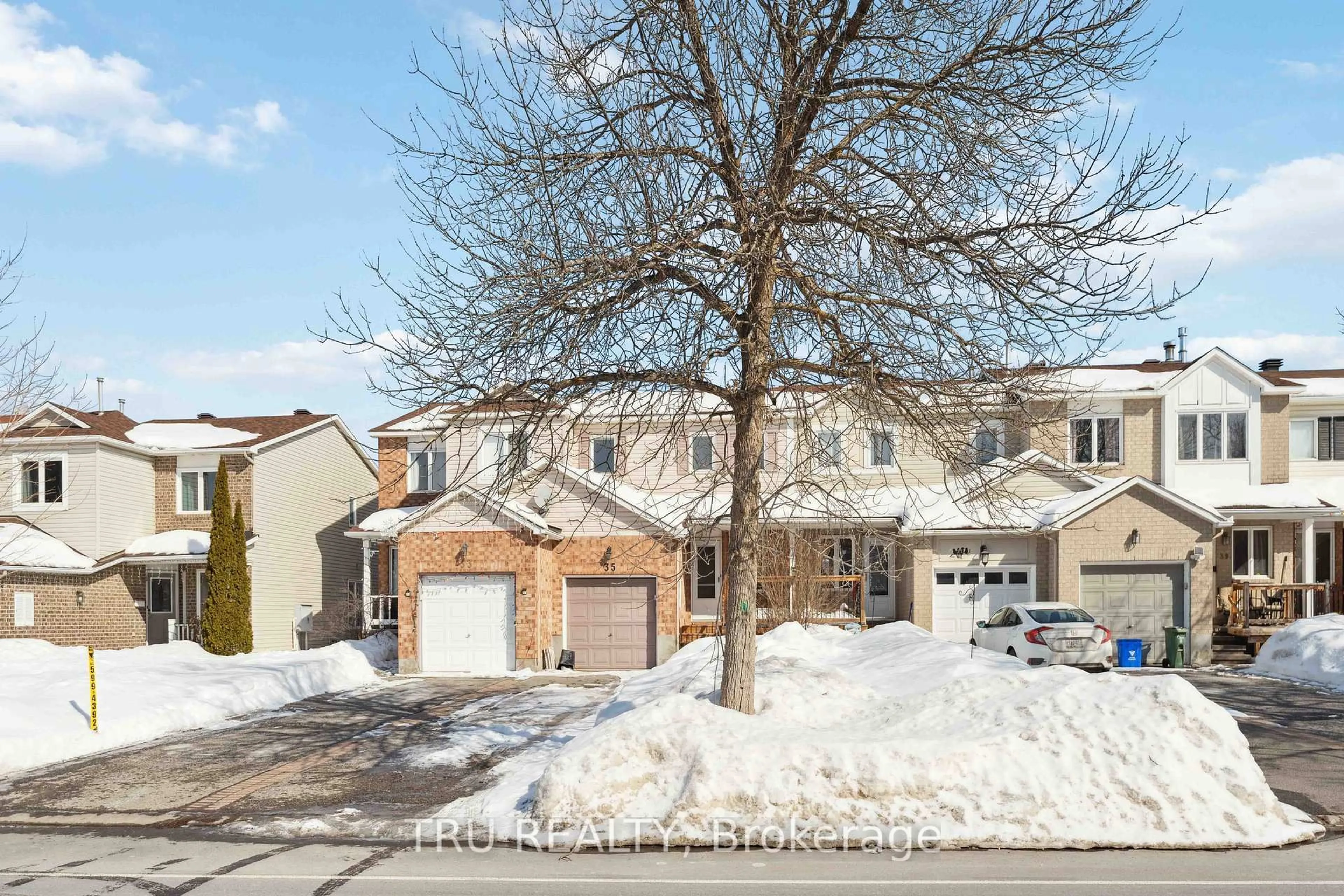 A pic from outside/outdoor area/front of a property/back of a property/a pic from drone, street for 35 Helmsdale Dr, Ottawa Ontario K2K 2S2
