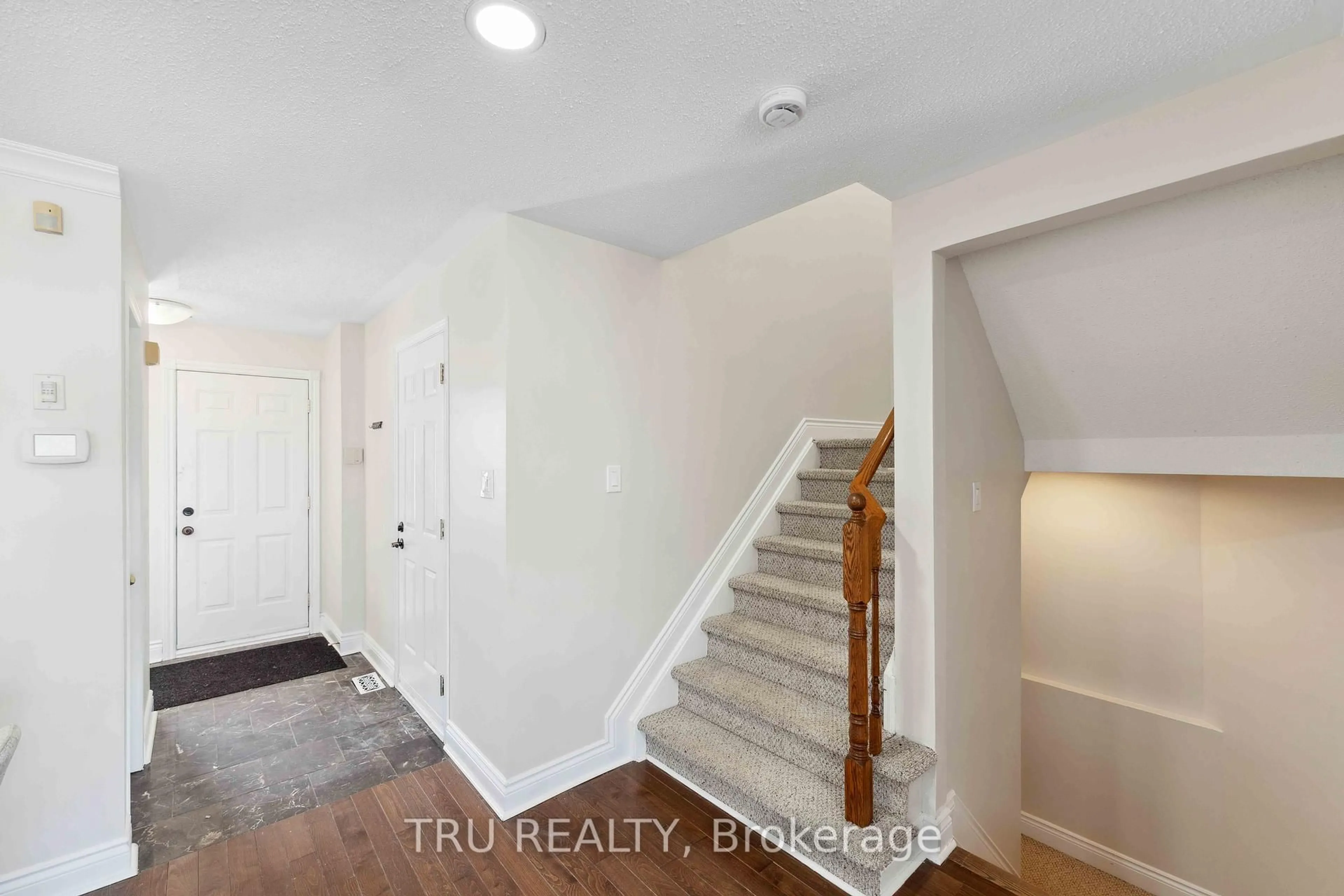 Indoor entryway for 35 Helmsdale Dr, Ottawa Ontario K2K 2S2